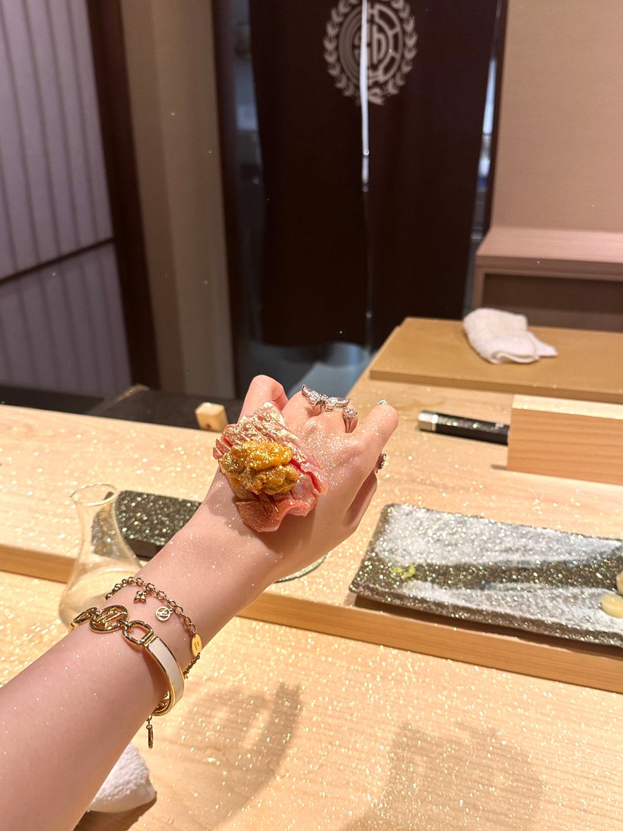 ___siu0's tweet photo. ✨💫金箔を纏った極上の握りを、手のひらに
今日も贅沢なひとときを…🥢💎 https://t.co/YPV3XksNdk