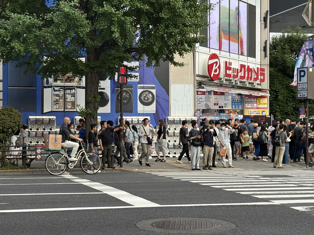 akiba_plus's tweet photo. バイクで道路塞いで車道で動画撮影しているアホがおる（和）

#akiba #秋葉原 https://t.co/kOPAyeUq2R