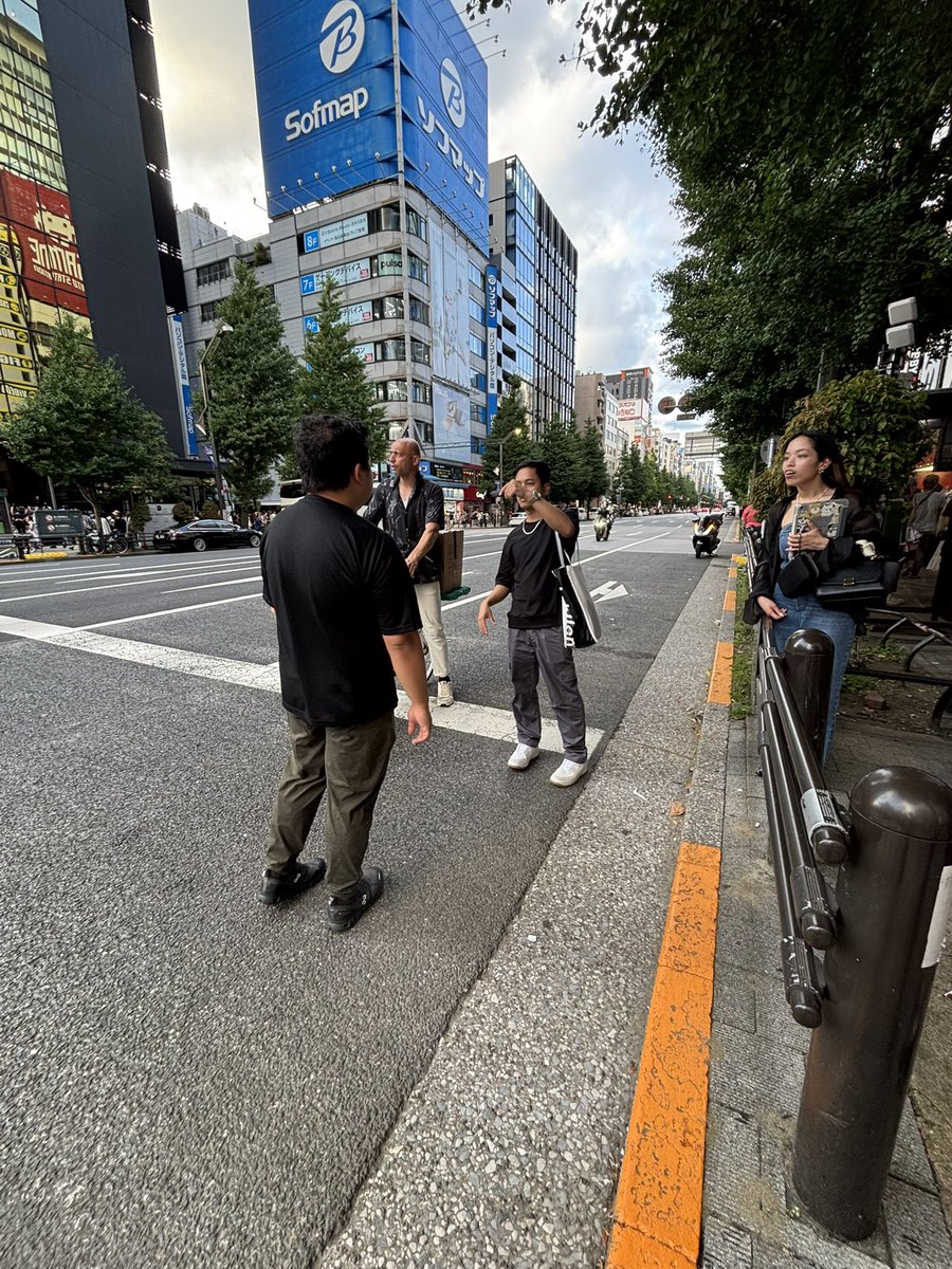 akiba_plus's tweet photo. バイクで道路塞いで車道で動画撮影しているアホがおる（和）

#akiba #秋葉原 https://t.co/kOPAyeUq2R