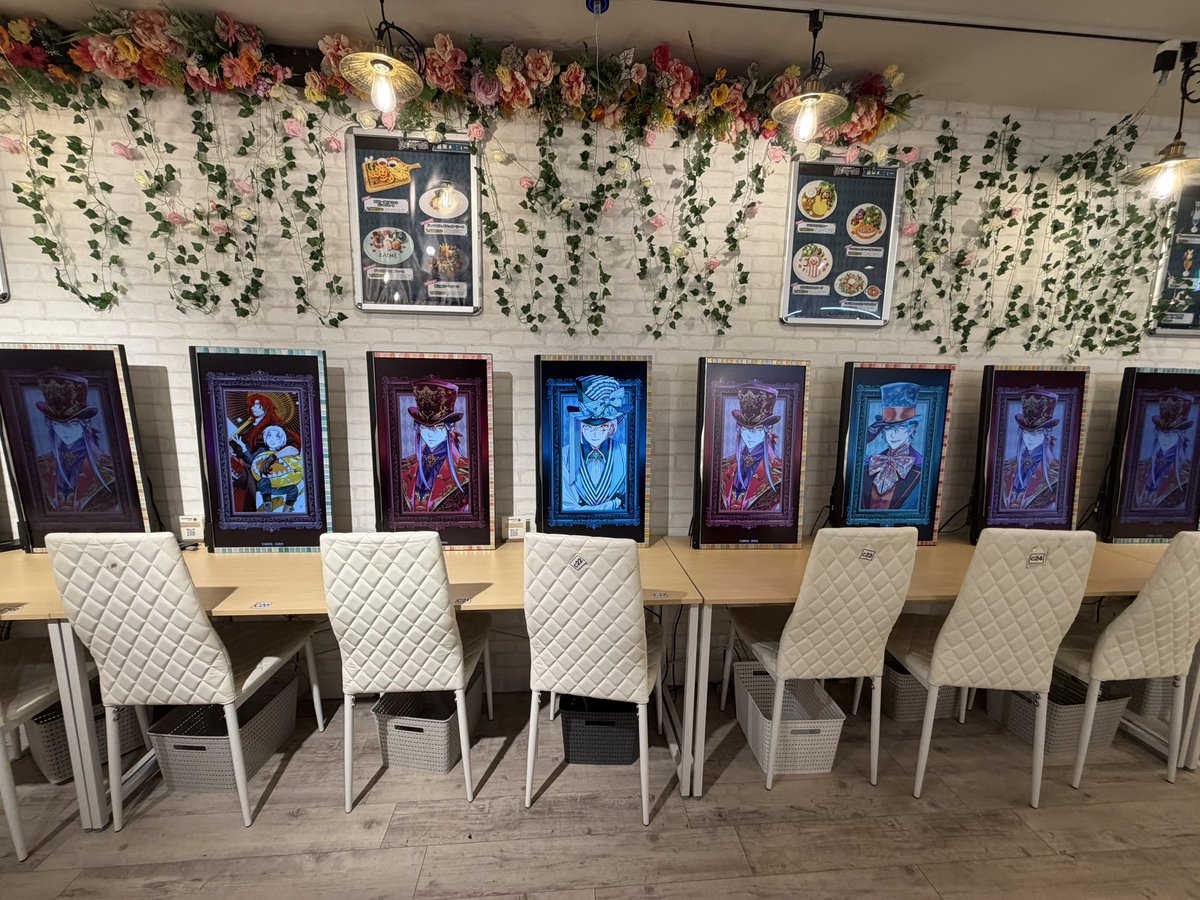 shui_lai's tweet photo. Dグレカフェにいってきました。
この顔の良さ…ありがとう、世界…
パネル席？デジタルサイネージが付いてる席は壁際、それ以外は中側でした。
今までのカフェに比べ段違いの広さで安心感… https://t.co/L2WcnDH1t5