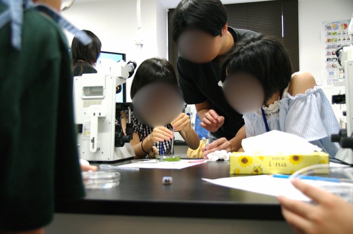 ku_sciencelab's tweet photo. 7月4日にサイエンス・ラボと金沢子ども科学財団による交流科学教室「ミジンコマスターと一緒にミジンコの心臓をみてみよ��！」を開催しました
顕微鏡で生きたミジンコを観察したり、エサやり体験を通して体内にエサが運ばれる様子を確かめたりして、体の構造や働きについて学びました！
#金沢大学 https://t.co/HGG3wILU0E