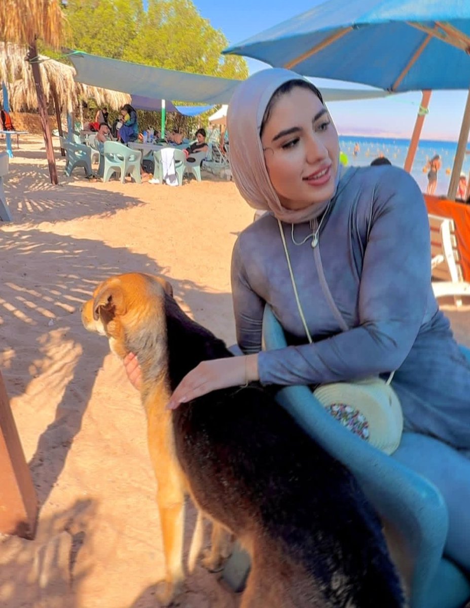 Dody197236's tweet photo. لما شوفت حنية مراتي في المصيف مع الكلب ، افتكرت وانا معاها في البيت ، بجد مراتي عظيمة https://t.co/TFvYFAN8Zz