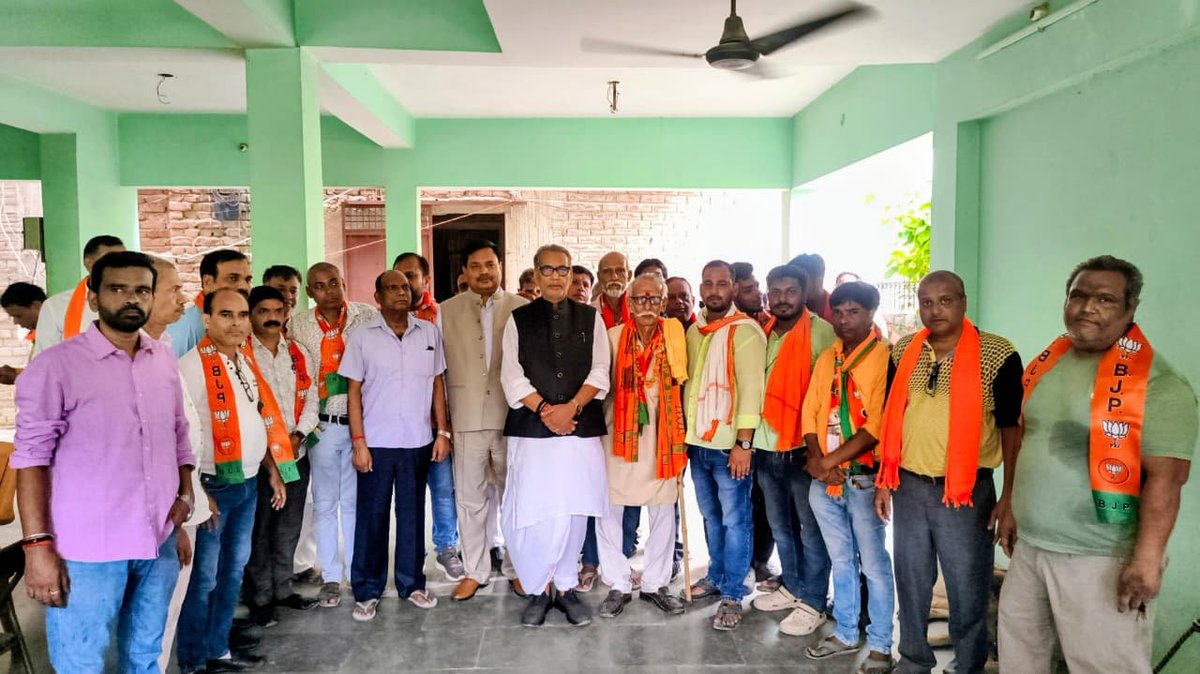RadhamohanBJP's tweet photo. बांकीपुर विधानसभा उपचुनाव के दौरान आज बांकीपुर विधानसभा क्षेत्र के वार्ड नंबर 36, पूर्वी लोहानीपुर में स्व. लक्ष्मीनारायण सिंह जी के आवास परिसर में बैठक की एवं जनसंपर्क किया। एनडीए समर्थित भाजपा उम्मीदवार श्री नीरज कुमार सिन्हा जी के पक्ष में अपार जनसमर्थन है। सभी लोगों ने भाजपा के राष्ट्रीय अध्यक्ष श्री नितिन नवीन जी के कार्यों की भूरी-भूरी प्रशंसा भी की।

इस दौरान सभी लोगों ने विकास, सुशासन और जनसेवा के संकल्प को आगे बढ़ाने के लिए भाजपा को प्रचंड मतों से विजयी बनाने का संकल्प लिया। जनता का उत्साह, आत्मीय समर्थन और विश्वास यह स्पष्ट संदेश दे रहा है कि बांकीपुर में इस बार भी कमल खिलाने का संकल्प मजबूत हो चुका है।

#BankipurByElection #NDA #BJP #NeerajKumarSinha #Bihar #JanSampark #ModiHaiToMumkinHai