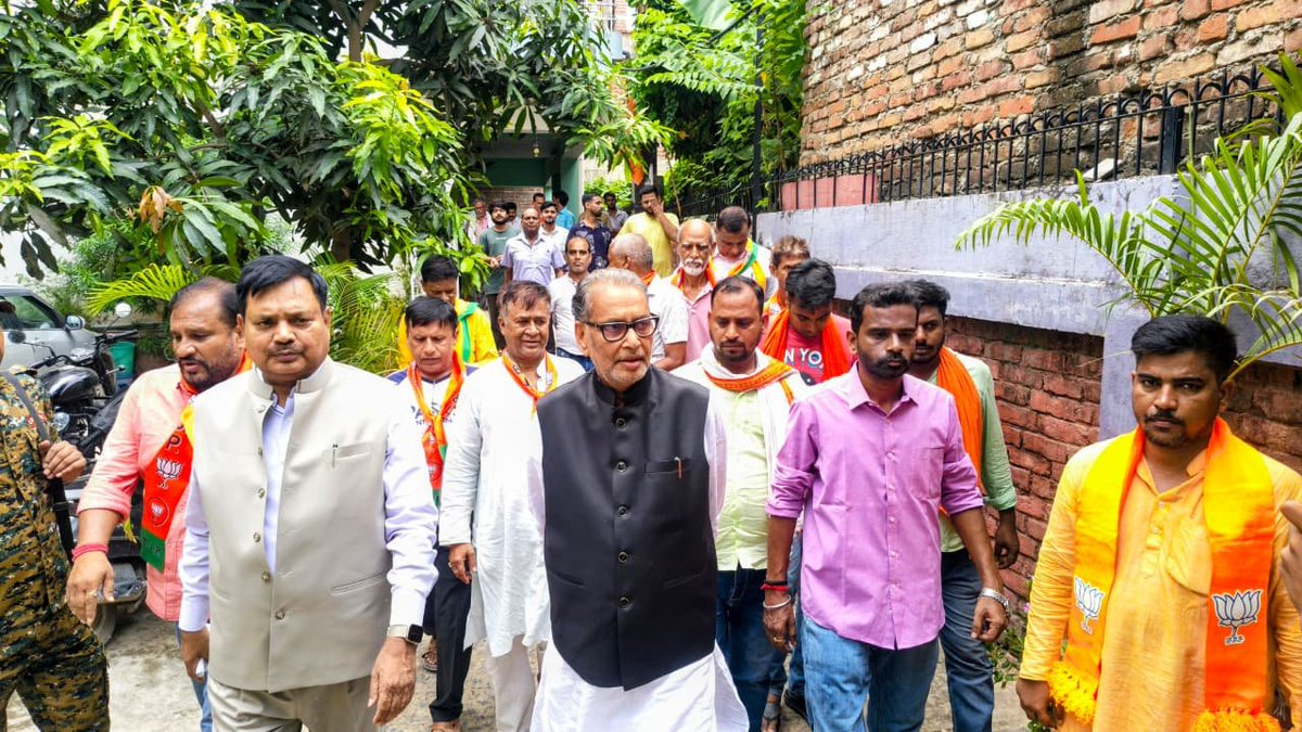 RadhamohanBJP's tweet photo. बांकीपुर विधानसभा उपचुनाव के दौरान आज बांकीपुर विधानसभा क्षेत्र के वार्ड नंबर 36, पूर्वी लोहानीपुर में स्व. लक्ष्मीनारायण सिंह जी के आवास परिसर में बैठक की एवं जनसंपर्क किया। एनडीए समर्थित भाजपा उम्मीदवार श्री नीरज कुमार सिन्हा जी के पक्ष में अपार जनसमर्थन है। सभी लोगों ने भाजपा के राष्ट्रीय अध्यक्ष श्री नितिन नवीन जी के कार्यों की भूरी-भूरी प्रशंसा भी की।

इस दौरान सभी लोगों ने विकास, सुशासन और जनसेवा के संकल्प को आगे बढ़ाने के लिए भाजपा को प्रचंड मतों से विजयी बनाने का संकल्प लिया। जनता का उत्साह, आत्मीय समर्थन और विश्वास यह स्पष्ट संदेश दे रहा है कि बांकीपुर में इस बार भी कमल खिलाने का संकल्प मजबूत हो चुका है।

#BankipurByElection #NDA #BJP #NeerajKumarSinha #Bihar #JanSampark #ModiHaiToMumkinHai