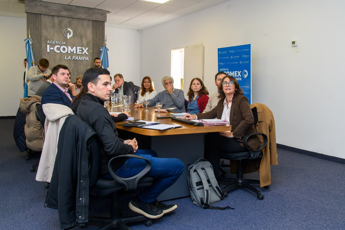 ZiliottoSergio's tweet photo. En La Pampa seguimos sosteniendo la actividad económica y el empleo.

En el Banco de La Pampa las PyMEs podrán reestructurar deudas, con hasta 90 días de gracia, en:

✅ 24 meses, con una tasa del 36%
✅ 36 meses, con una tasa del 40%
✅ 72 meses, con una tasa del 48%

Esto se suma a operatorias y promociones permanentes para activar a todos los sectores económicos.

Contar con un Banco público no sólo nos da soberanía para potenciar la producción y el trabajo, sino sentir aún más orgullo por ser pampeanos.

+info 👉 https://t.co/waUg6Pjjsw