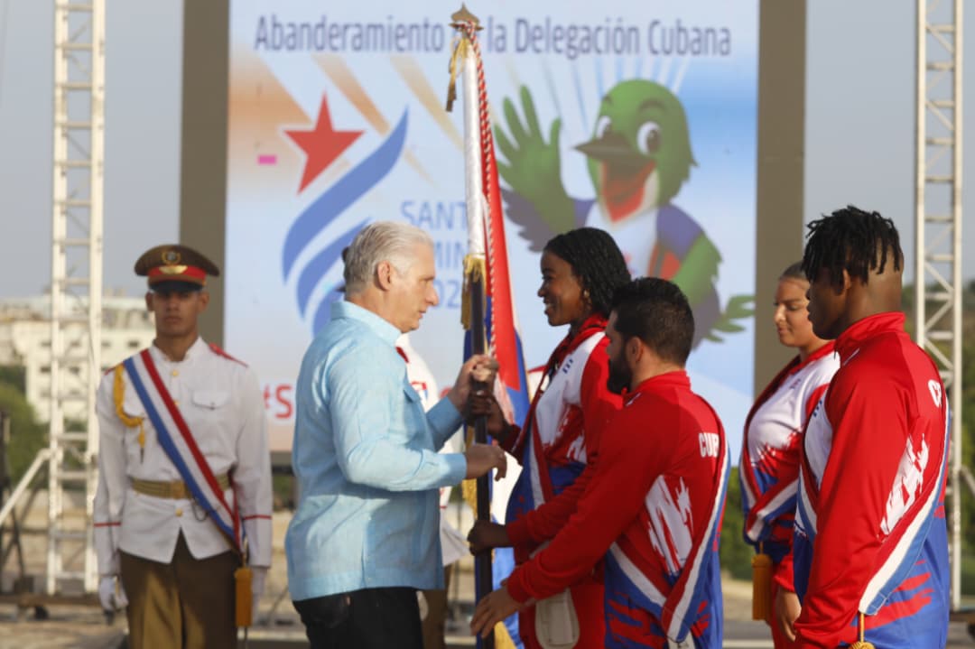EVilluendasC's tweet photo. ÚLTIMA HORA: @DiazCanelB abanderó a la delegación cubana a los 25 Juegos Centroamericanos #SantoDomingo2026. Y Mijaín fue elegido como el primer cubano Embajador de la Marca País. ¡#SiempreXCuba, que no se deja asfixiar! https://t.co/PAAoWr7Ove