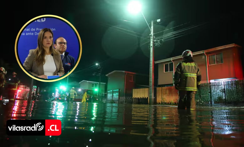 VilasRadio's tweet photo. 🌧️🏠 DRAMÁTICO BALANCE DE SENAPRED: CUATRO MUERTOS, UN DESAPARECIDO Y MILES DE CASAS DAÑADAS DEJA EL SISTEMA FRONTAL 🏠🌧️

👉 El último reporte de las autoridades confirma más de 500 damnificados entre Atacama y La Araucanía, mientras el fantasma de los apagones masivos mantiene a cerca de 368 mil clientes a oscuras. Valparaíso y la Región Metropolitana concentran la peor parte del temporal con registros históricos de agua caída.

🔗 Sigue el minuto a minuto de las zonas afectadas y los informes de conectividad en:
👉 https://t.co/E7eCmZwOup

#SistemaFrontal #Senapred #TemporalChile #Lluvias #Emergencia #Valparaíso #RegiónMetropolitana #ChileBajoElAgua #VilasRadio