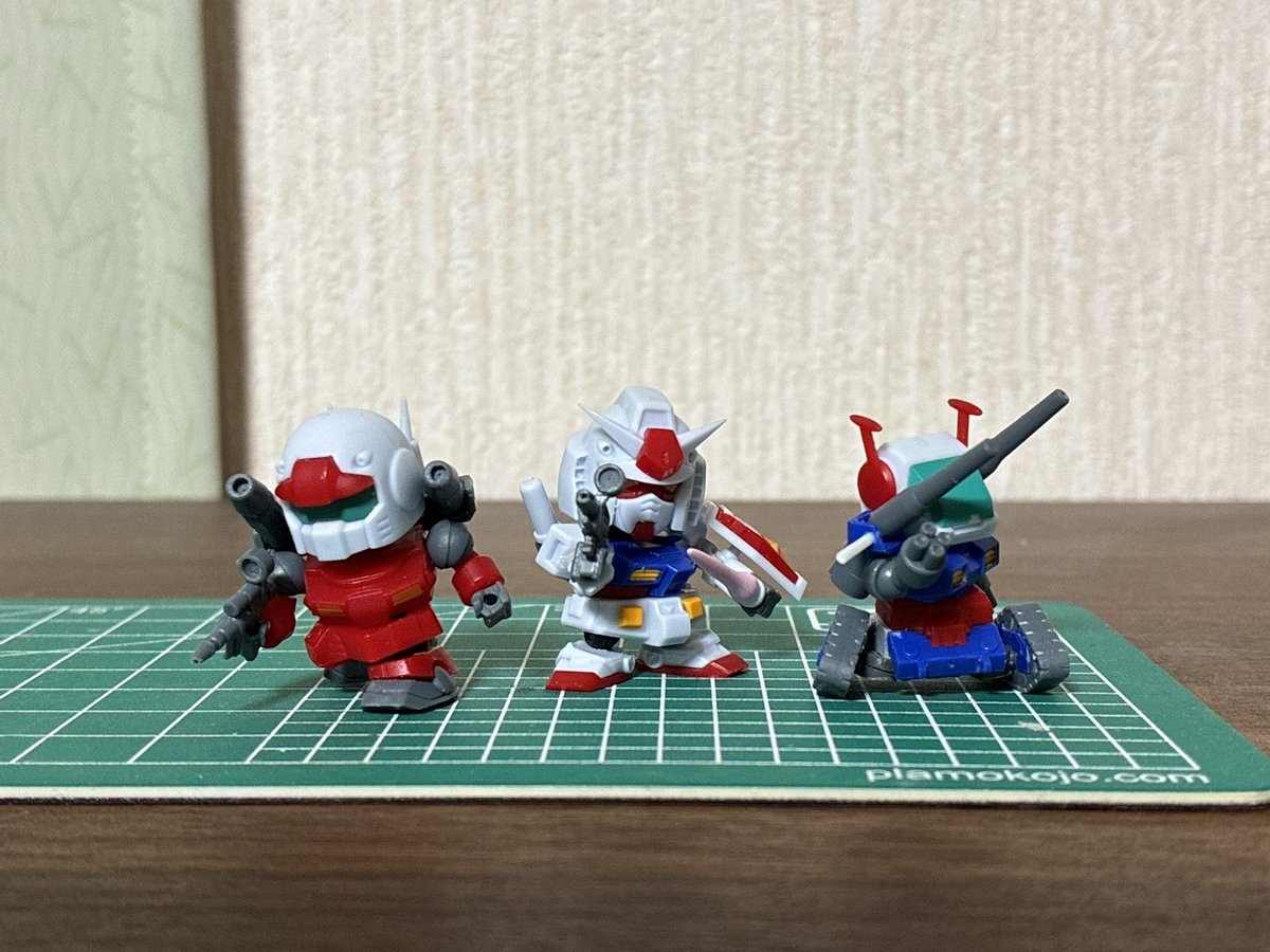 robstar0080's tweet photo. #V作戦ビスケット
#制作過程の写真だけで興味を持ってくれる方へ届け
他にも色々製作中ではありますが、こういう物は旬の内という事で、この連休で仕上げます😁
小さいので軽めの可動追加で首と足、ガンダムは肘と腕の捻りを追加しました。
デザイン的に大して動かないのですが、多少自然になったと思います😃
明日から塗装です。