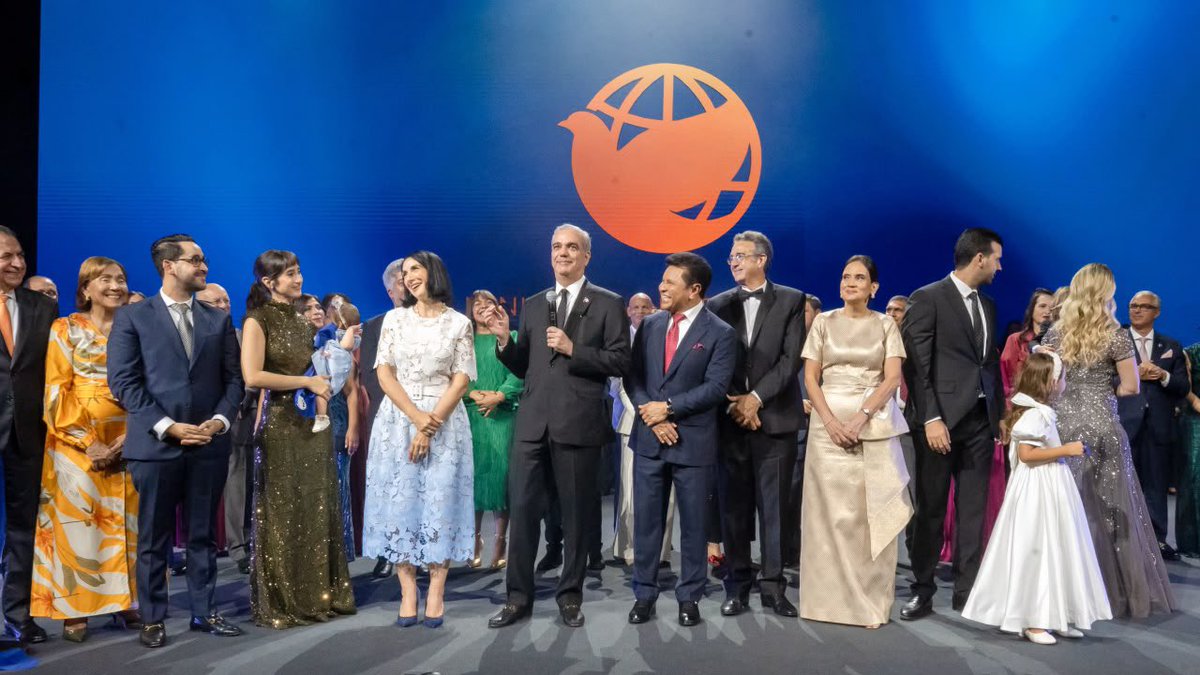 raquelarbaje's tweet photo. La fe tiene la capacidad de unir, dar esperanza y fortalecer a las comunidades. 🤍

Anoche, junto a @luisabinader, participé en la inauguración del nuevo templo del Ministerio Internacional Monte de Dios Horeb, un espacio que abre sus puertas al encuentro, la oración y al servicio de los demás. ⛪️

Que este sea un lugar donde cada persona que cruce sus puertas encuentre paz, consuelo y esperanza.