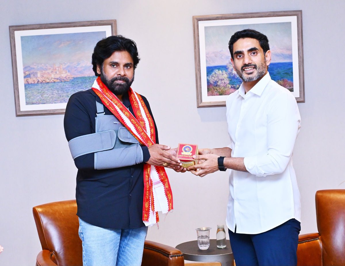 JanaSenaParty's tweet photo. ఉప ముఖ్యమంత్రి శ్రీ @PawanKalyan గారిని ప‌రామ‌ర్శించిన ఐటీ, విద్యాశాఖ మంత్రి శ్రీ @naralokesh గారు

కుడి భుజానికి శస్త్రచికిత్స చేయించుకున్న రాష్ట్ర ఉప ముఖ్యమంత్రి శ్రీ ప‌వ‌న్ క‌ళ్యాణ్‌ గారిని విద్య‌, ఐటీ శాఖ‌ల మంత్రి శ్రీ నారా లోకేష్ గారు ప‌రామ‌ర్శించారు. హైదరాబాద్ లోని శ్రీ ప‌వ‌న్ క‌ళ్యాణ్ గారి నివాసానికి శ‌నివారం సాయంత్రం వెళ్లిన శ్రీ లోకేష్‌ గారు విజయవాడ కనకదుర్గమ్మ చిత్రపటం, ప్రసాదం అందించి త్వరగా కోలుకోవాలని ఆకాంక్షించారు. భుజానికి అయిన గాయం, శ‌స్త్ర చికిత్స గురించి తెలుసుకున్నారు. వైద్యుల సూచ‌న‌లు పాటించాల‌ని కోరారు.
