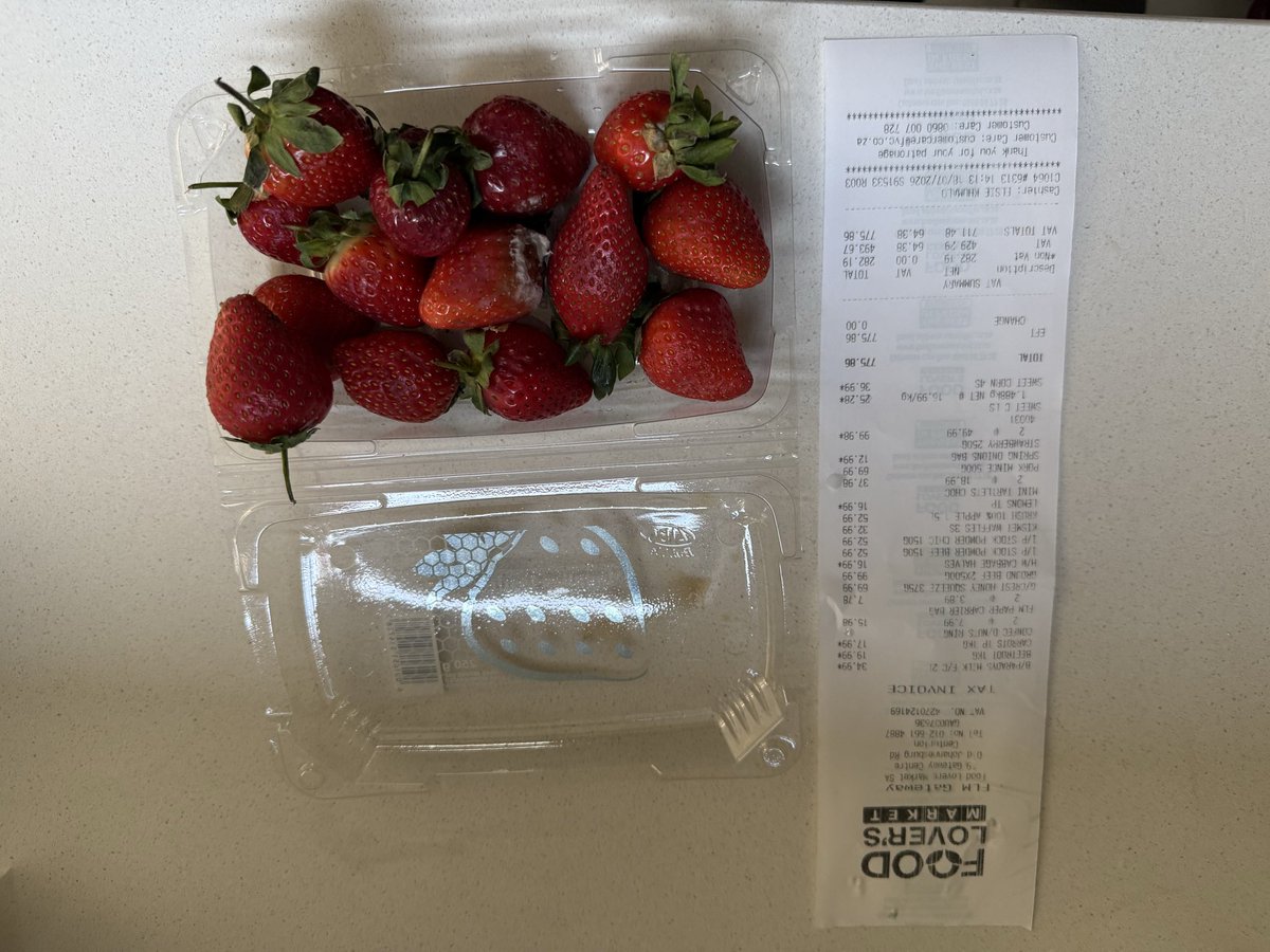 MsMKap's tweet photo. @FoodLoversMkt why do you have rotten strawberries on your shelves ? I bought these today and I came home to this ? https://t.co/l9qlSsccJW