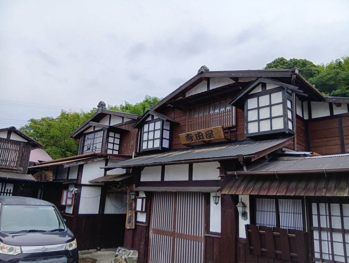 wakayama1122's tweet photo. すわん江戸村の外観こちら。海南市は亀川地区の閑静な住宅街。かなり精巧な作りで、館内ではお芝居と舞踊、歌謡ショーを楽しめます。
詳しくはすわん江戸村で検索🔍️ https://t.co/n2SlZkgIxW