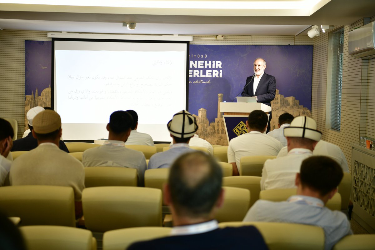 ideorgtr's tweet photo. İDE Uluslararası | Mâverâünnehir Yaz Seminerleri

Dr. Ekrem Keleş, seminer kapsamında verdiği “Günümüz Fetva Sorunları ve Fetva Usulü” başlıklı dersinde, fetvanın mahiyeti, müftünün sahip olması gereken nitelikler ve günümüzde fetva alanında karşılaşılan temel sorunlar üzerinde durmuştur.

Hocamız, İmam Ebû Hanîfe’nin fıkhı “kişinin lehine ve aleyhine olan şeyleri bilmesi” şeklindeki tanımından hareketle fetvayı, İslam’ın güncel meseleler karşısında hayata uygulanma biçimi olarak açıklamıştır. Fetva vermenin kolay bir iş olmadığını, ciddi bir ilmî birikim ve büyük bir sorumluluk gerektirdiğini vurgulamış; İmam Nevevî’nin müftüyü “Allah adına imza atan kişi” olarak nitelendirmesini bu sorumluluğa örnek olarak zikretmiştir. Hocamız, müftünün Kur’an, sünnet, icmâ, mezhepler, fıkıh usulü ve Arapçayı iyi bilmesi; toplumun örfünü tanıması ve fetva vereceği konunun mahiyetini doğru kavraması gerektiğini belirtmiştir. Tıp ve iktisat gibi uzmanlık gerektiren alanlarda ise ilgili uzmanlardan yararlanılmasının zorunlu olduğunu ifade etmiştir.

Günümüzde fetva alanındaki başlıca sorunların ehliyetsiz kişilerin fetva vermesi, fetvanın doğuracağı sonuçların dikkate alınmaması, siyasi baskılar altında fetva verilmesi ve modern düşünce akımlarının etkisiyle İslam’ın temel kaynak ve ilkeleriyle çelişen görüşlerin ortaya çıkması olduğunu belirtmiştir. Bazı durumlarda, olumsuz sonuçlara yol açabilecek bir konuda fetva vermemenin daha isabetli olabileceğine de dikkat çekmiştir. 

Hocamız, özellikle yeni ve karmaşık meselelerde cemâî fetvanın önemini vurgulamış; nevâzil konularında farklı alanlardan uzmanların yer aldığı kurumsal fetva meclislerinin ortak değerlendirme yapması gerektiğini ifade etmiştir.
Fetva verirken kolaylaştırma ilkesinin gözetilmesi gerektiğini belirten hocamız, bu bağlamda her zaman zor olanın azimet, kolay olanın ise ruhsat olmadığını; bazı durumlarda zor görünen hükmün ruhsat, kolay görünenin ise azimet olabileceğini ifade etmiştir. Bunun yanında zamanın değişiminin dikkate alınması, gerektiğinde tedricî hareket edilmesi, zaruret ve istisna hâllerinin değerlendirilmesi, özellikle muamelât alanında farklı mezheplerden yararlanılması, meselenin doğru anlaşılması, yasaklanan hususlara meşru alternatifler sunulması ve fetvanın ikna edici olması gerektiğini belirtmiştir. Hocamız; aşı, kürtaj, tüp bebek uygulamaları ve bankacılık işlemleri gibi güncel tıbbî ve iktisadî meselelerden örnekler vererek bu ilkelerin uygulamada nasıl kullanılabileceğini açıklamıştır. Bu tür meselelerde yalnızca klasik fıkıh bilgisinin değil, meselenin güncel gerçekliğinin ve teknik boyutlarının doğru anlaşılmasının da gerekli olduğunu vurgulamıştır.

Seminerin sonunda hocamız, günümüzde yaygınlaşan fetva anarşisine dikkat çekmiş; fetvaların ehliyetsiz kişilerden veya sosyal medya üzerinden değil, güvenilir ve kurumsal fetva mercilerinden alınmasının önemini vurgulamıştır. Fetva faaliyetinde ehliyet, takva ve usulün birlikte bulunmasının günümüzde yaşanan sorunların aşılmasında temel şart olduğunu ifade ederek seminerini tamamlamıştır.

#MaveraünnehirYazSeminerleri