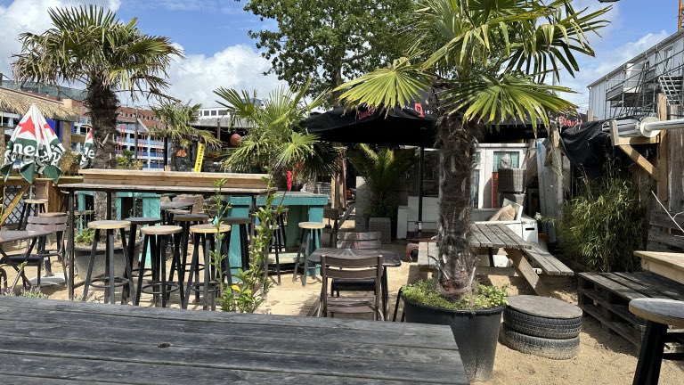 MartinStoker's tweet photo. Na dit seizoen gaat de boel tegen de vlakte en komt er een compleet nieuwe horeca-etablissement op die plek, maar vanavond hebben wij daar nog een mooi feestje!
Een vriendin is Sara geworden vandaag ๐
Stadstrand De Kade Alkmaar. #feest #alkmaar https://t.co/K7epP51XXz