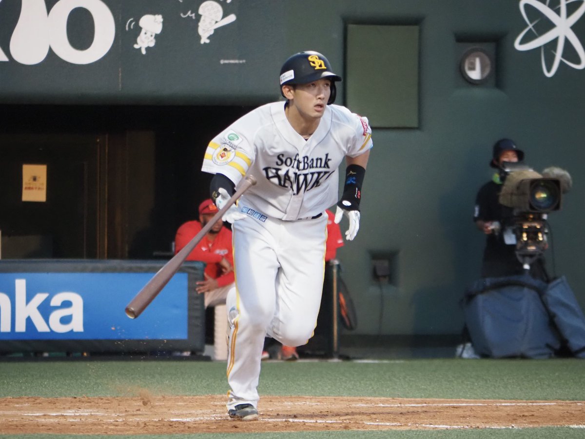 Bambies2025's tweet photo. #山本祐大 捕手
復帰4戦目、タマスタ筑後では初出場！2安打の活躍でした🌻

打席での一幕。付近に虫が飛んでくると…表情が一変！「家で出たらパニックになるくらい虫は苦手です」と苦笑い🤣「福岡は虫が多い」と訴えました🐛🕷
#sbhawks
#Bambies https://t.co/T0wjjopZE1