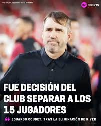 PresiNuca's tweet photo. 🚨 ¡PAPELÓN HISTÓRICO EN RIVER! EL VESTUARIO ES UN POLVORÍN Y COUDET TIENE UN PIE AFUERA 🚨

La eliminación de ayer por Copa Argentina ante Aldosivi destapó una olla a presión en Núñez. No solo fue un papelón deportivo, sino el inicio de una guerra total entre el DT, el plantel y la dirigencia.

Abrimos hilo con los detalles de una madrugada de furia en River: 👇🧵

💥 1. LA CONFERENCIA QUE DESATÓ LA GUERRA
Tras la derrota, le preguntaron al Chacho Coudet por la limpieza feroz de 15 jugadores del plantel. El DT no se hizo cargo y tiró la bomba: "Fue decisión del club". Esto enfureció por completo al flamante presidente Stéfano Di Carlo y al nuevo director deportivo Pablo Longoria, quienes sintieron que el técnico les tiró el fardo a ellos públicamente ante las cámaras.

📞 2. LLAMADOS DE MEDIANOCHE Y PEDIDO DE DESPIDO
Pasada la medianoche, las líneas ardían en Núñez. El asturiano Longoria llamó a Di Carlo y le pidió directamente la cabeza de Coudet. Acto seguido, el presidente se comunicó con el DT para cuestionarle sus declaraciones. Lejos de calmar las aguas, la charla terminó en una discusión monumental a los gritos: el Chacho se plantó ante el presidente y le habría dicho textualmente que Longoria "es un pelotudo". Relación totalmente rota.

🤬 3. ESCÁNDALO EN EL VESTUARIO: EL CRUCE CON EL HUEVO ACUÑA
El clima interno con los jugadores ya estaba quebrado desde el partido. Como se vio clarito por la televisión, Coudet iba a reemplazar a Marcos "Huevo" Acuña, pero el campeón del mundo se negó rotundamente a salir y lo plantó en la cancha. Tras el silbatazo final, la recriminación siguió en el vestuario con una discusión pesadísima entre el jugador y el técnico frente a todo el plantel. El DT perdió el respeto del grupo.

River quedó afuera, con un técnico enfrentado a los referentes, sin diálogo con el manager europeo y a los gritos con el presidente en plena madrugada.

Horas decisivas en Núñez. ¿Llega el Chacho al fin de semana o le arman las valijas ya? 🍿📉🔥
#RiverPlate #CopaArgentina #Coudet #Acuna #StefanoDiCarlo #PabloLongoria #CrisisEnRiver #PeriodismoDependiente