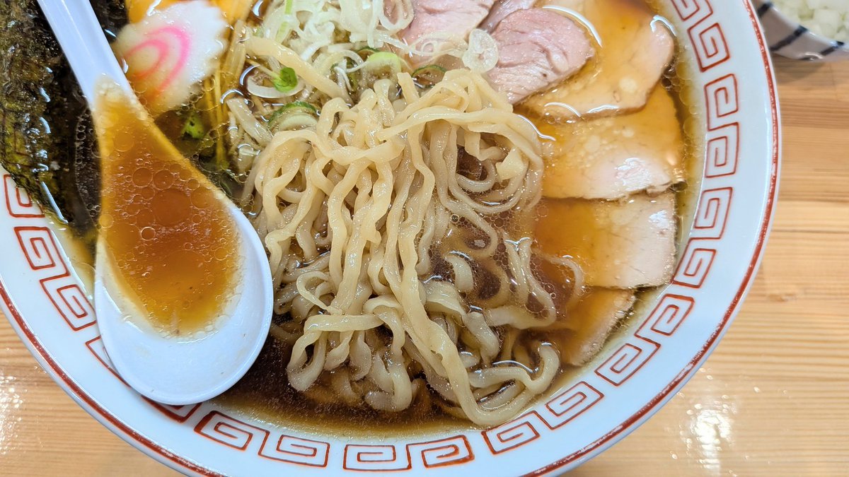 MeeranTakuo's tweet photo. 大田原市@白河　中華そば葵✴️チャーシューメン（大盛）🥩🍜味玉🥚刻み玉ねぎ🧅13時頃の訪問🚙少々の待ち後の入店🎵清潔感のある店内が気持ち良いね✨👌丼の表面を覆う、タップリのチャーシュー🥩🥩🥩😍手打ち麺、スープも👌今日も大満足😁🎵ごちそうさまでした😌🖐️ https://t.co/QFmxiqaDjQ