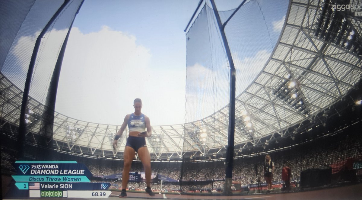 TopatletiekLive's tweet photo. Jorinde van Klinken wordt derde bij het discuswerpen met 67,99 meter. Valarie Sion wint een keer niet omdat de relatief onbekende Ciara Jackson in haar laatste worp stunt met 71,72m❗️#DLLondon https://t.co/GrrtLQ3yIS