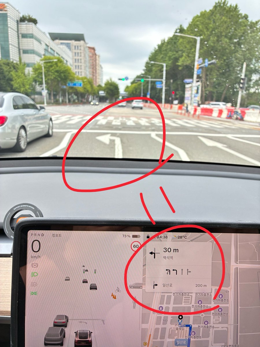 physhero's tweet photo. FSD v14 Lite D-NN

Navigation Update KR-2026.20 yesterday is fabulous!
어제 테슬라 지도 업데이트는 엄청남

It can now show the driver which lane to use before intersections.
모든 차선 바닥을 다 보여줌

This update adds additional features to Tesla despite the lack of FSD v14 Lite.
FSD 없이 쓸만함