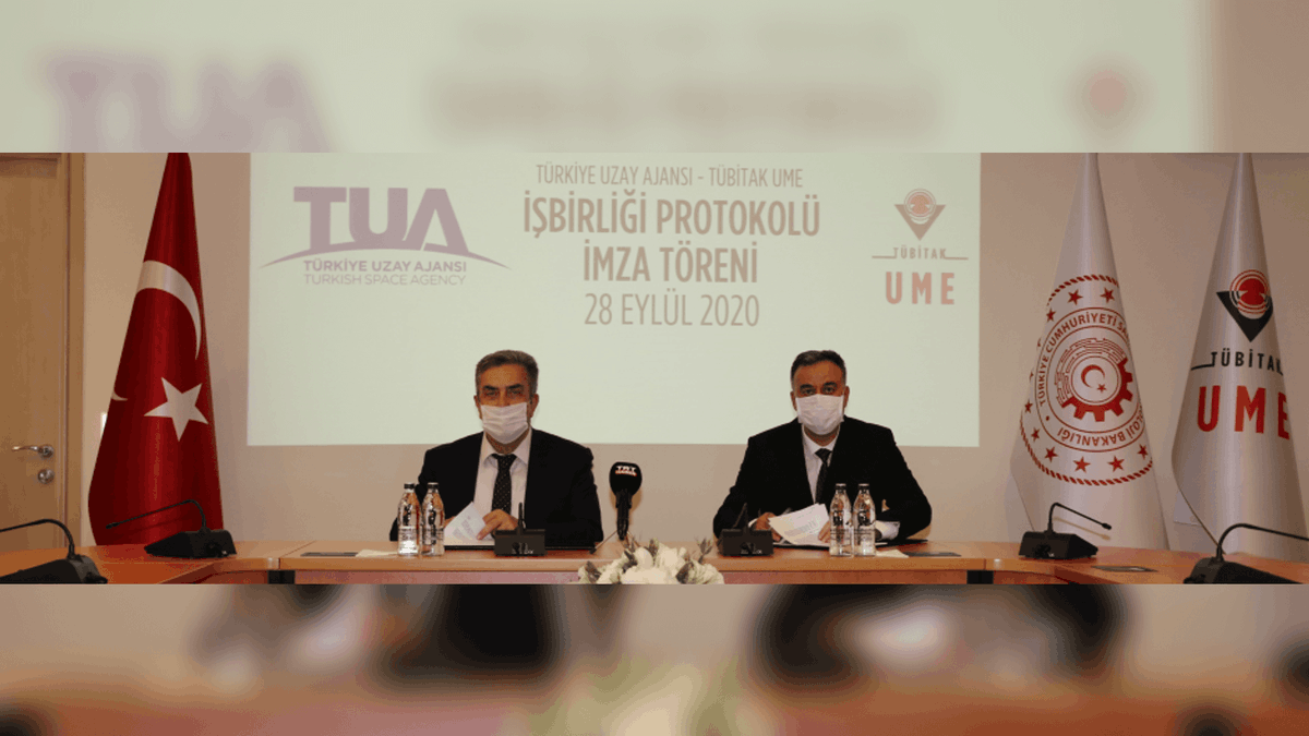 Defence_Turk's tweet photo. 🛡️🇹🇷TUA ve TÜBİTAK UME arasında atomik saatin uzay kalifiye hale getirilmesi de dahil enstitünün kabiliyetleri kapsamında ajans için gerçekleştirilebilecek çalışmaları içeren iş birliği protokolü 28 Eylül 2020 tarihinde imzalanmıştı.

🛰️Atomik saatin uzay ortamına uygun hale getirilerek uydularda kullanılmaya başlanmasıyla birlikte, gönderdiği sinyallerin ölçümü sayesinde yaklaşık birkaç metre hassasiyetle konum hesaplaması yapılabilmesi mümkün olacak. Bu kabiliyet, Türkiye'nin ulusal atomik saat teknolojilerinin uzay sistemlerine entegrasyonu açısından önemli bir adım olarak değerlendiriliyor.
🔗https://t.co/q3fEtNcVOn