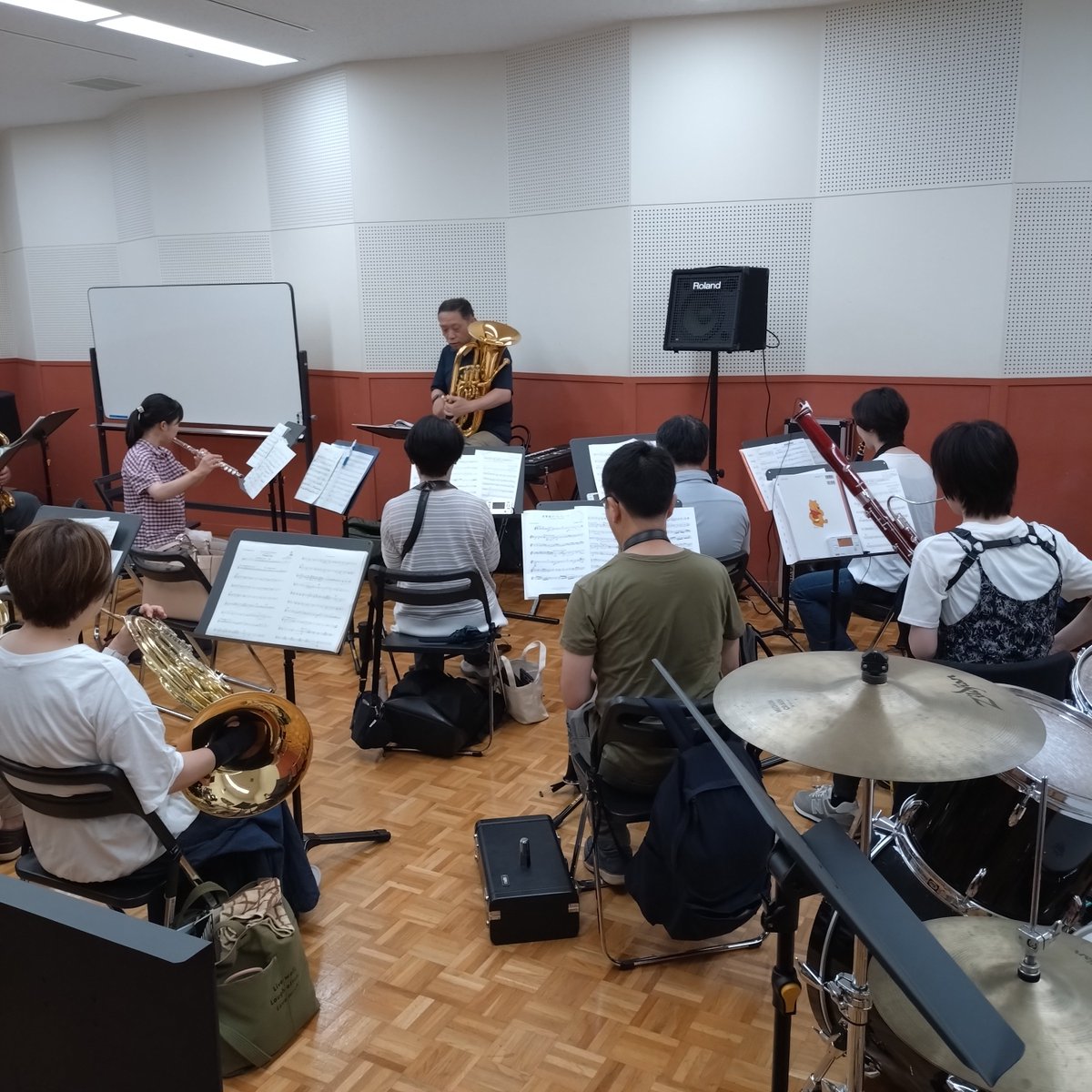 freudewind's tweet photo. 本日土曜午後、演奏会明け最初の練習でした。
次回演奏会の候補曲の初見大会です。
4曲中、過去の演奏会でやったことのある曲が2曲混じってましたが、なんと17年前らしいです。もうこれは実質初見です。
見学者さんもいらっしゃいました。
今ならみんな初見なので入りやすいですよ（？）
#団員募集
#M https://t.co/E0Rm6h52Ly