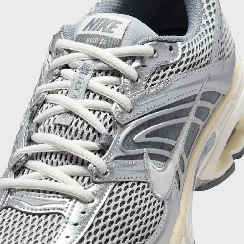 FitThemAll's tweet photo. La Nike Air Max Moto 2k « Silver » passe à 70€ au lieu de 130€ ☀️

Lien: https://t.co/voEyrhF4ZT https://t.co/GxCwU5rT76