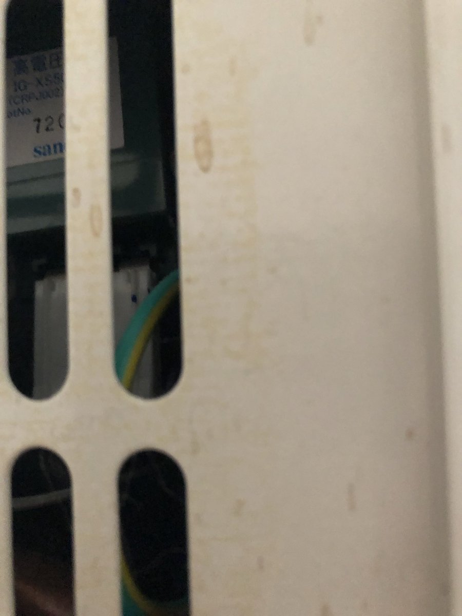 Mogunyan3's tweet photo. 給湯器から異音がし、化学的な異臭と熱感、皮膚に発赤が出現。
発赤は約2時間で消失。　
1時間インターバルを挟んで繰り返し。

日中：光照射による焼けるような熱さ・針で刺す痛み、電磁波の波
•  化学臭 + 熱感（給湯器関連）
•  皮膚の発赤（2時間程度で消失）
•  音波発生器の音。
•  高周波音の重畳。
•  超音波による微振動

イグナイターは低電圧（通常AC100VやDC12Vなど）を入力して、数千ボルト〜1万ボルト以上の高電圧パルスを発生させ、点火プラグ（スパークプラグ）でガスに火を付ける部品。
•  10-X55 (CRP.JU02)：このイグナイターの型番 。
•  「LotNo. 720」は製造ロット番号。