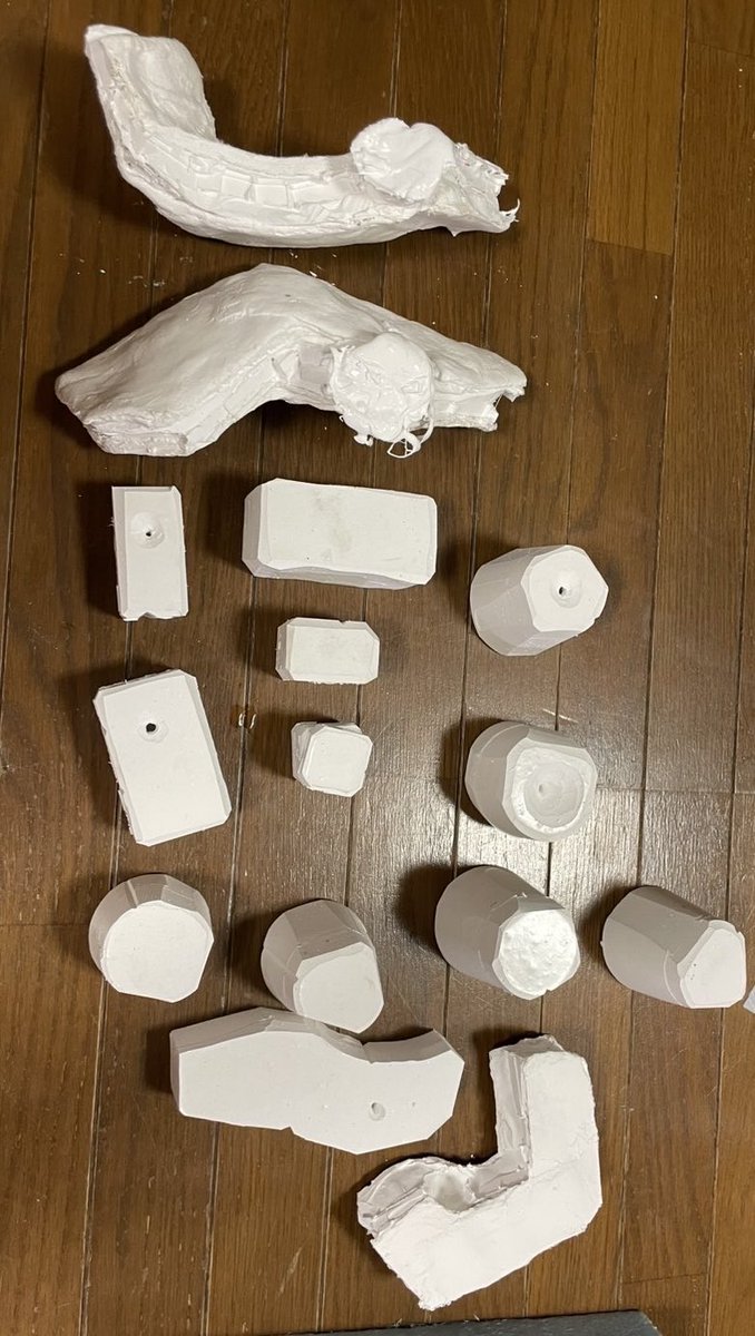 BooL_3d_factory's tweet photo. シリコン型。

型取り難しいパーツが多く、型を取ったのは下半身と頭部、腕（袖）、帯のリボン、くらいとなりました。
塗装する人からしたら、レジンキャスト化されている方がよいのだろうなと思いつつ、7割くらいは3Dプリントパーツの構成となります。
何卒ご了承のほど、、、、、

#wf2026s https://t.co/loDRxA95BG