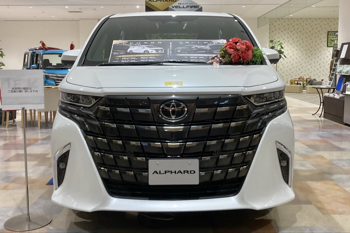 taka31336695's tweet photo. アルファードと比較。
日産のデザイン信念は認めるが、世間はギラギラ仕様が好み。中にはアンチギラギラは居るからある程度需要があるかもしれないが、価格帯がなあ。。
#新型エルグランド 
#40系アルファード https://t.co/XEImOv3PpX