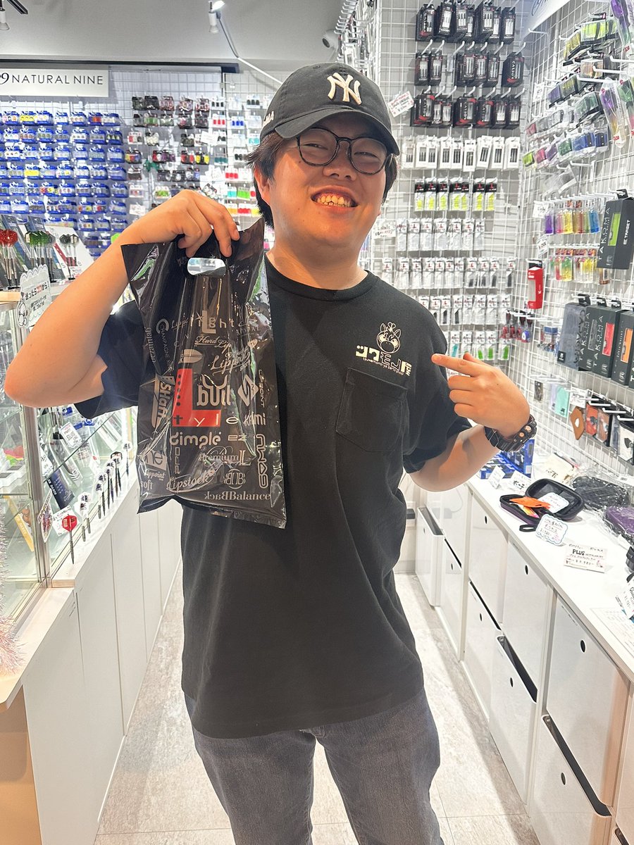 twmn8_kichijoji's tweet photo. PERFECT所属ツワモノ屋プレイヤー長澤亮治選手（@milky_bull ）ご来店！

ツワモノ屋Tシャツでご来店いただきましたー！
来週の神戸での試合に向けての調達とのこと。
神戸でもパワフルなダーツが楽しみですね！

府中のダーツバー、FiGARO-R（@FiGAROR1 ）　さんでプレーヤーもされているので、ぜひ挑戦者求ム。とのことでしたよ😆😆