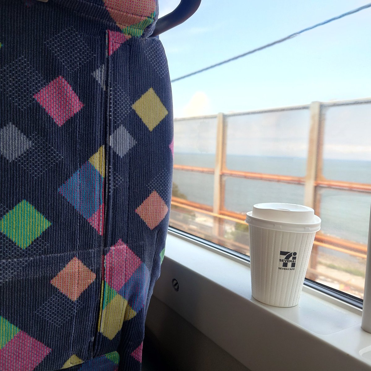 jo2toy's tweet photo. 今日のお出かけ、この座席とこの景色の組み合わせに違和感があったので撮ってみた📷️
#E257系 https://t.co/rF9NR92V7o