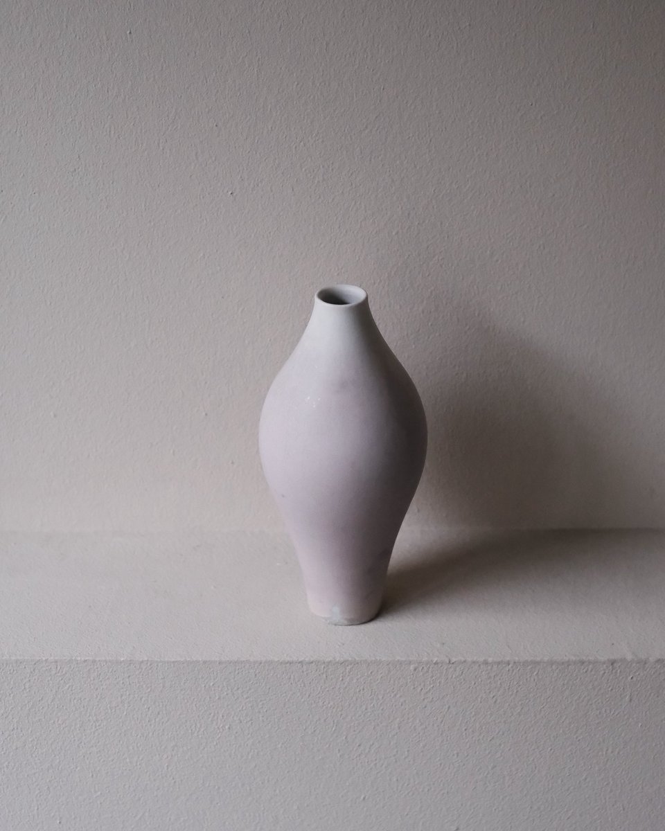 花器 / 中園晋作 左は中園晋作さんの花器。同じ釉薬でフォルム違いのものがあります