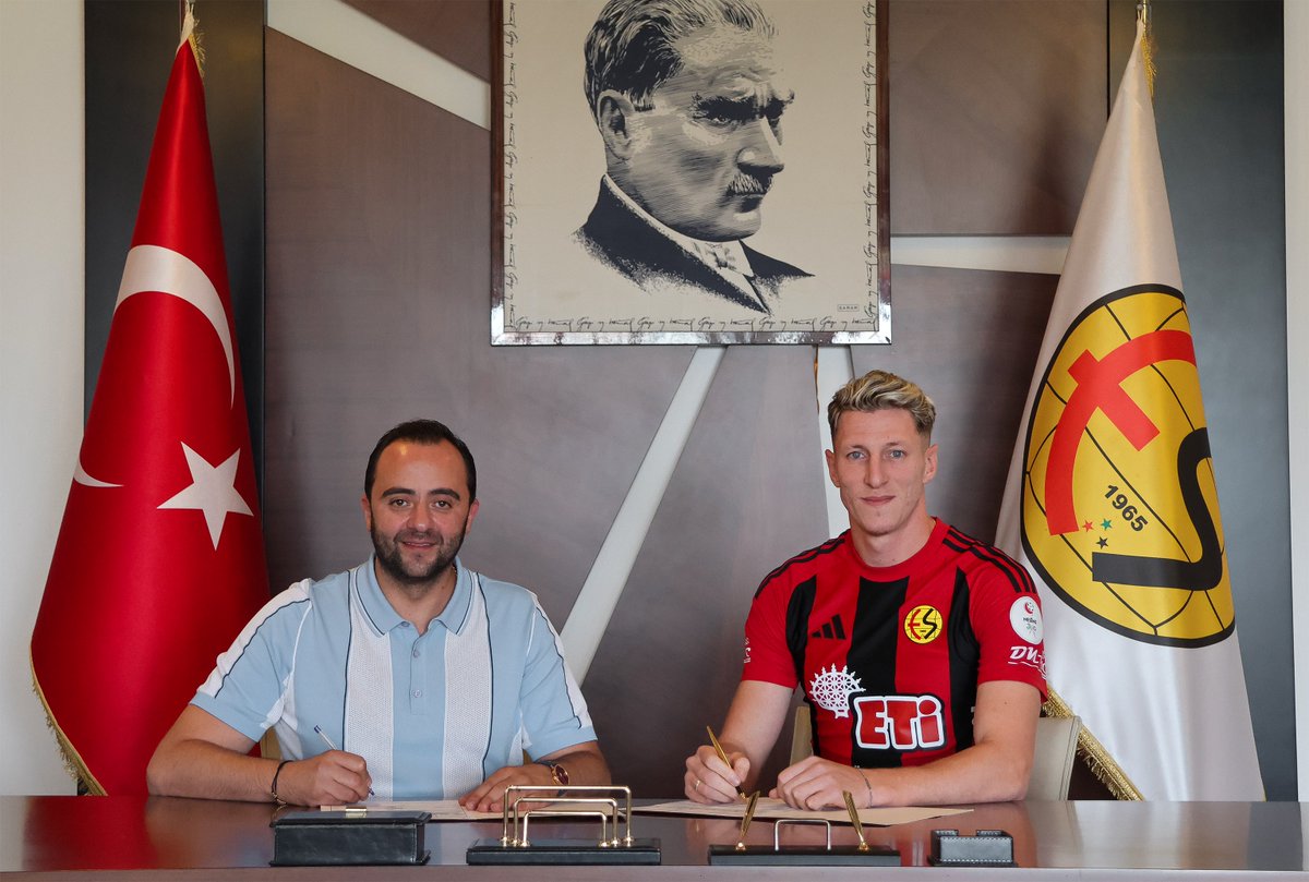 Eskisehirspor's tweet photo. ⚫️🔴 Hoş geldin Abdülkadir Öksüz! ✍️

Kulübümüz son olarak Sebat Gençlikspor’da forma giyen 26 yaşındaki savunma oyuncusu Abdülkadir Öksüz ile anlaşma sağlamıştır.

Abdülkadir Öksüz’e, Büyük Eskişehirspor camiasına hoş geldin diyor, siyah-kırmızı forma altında başarılar diliyoruz.