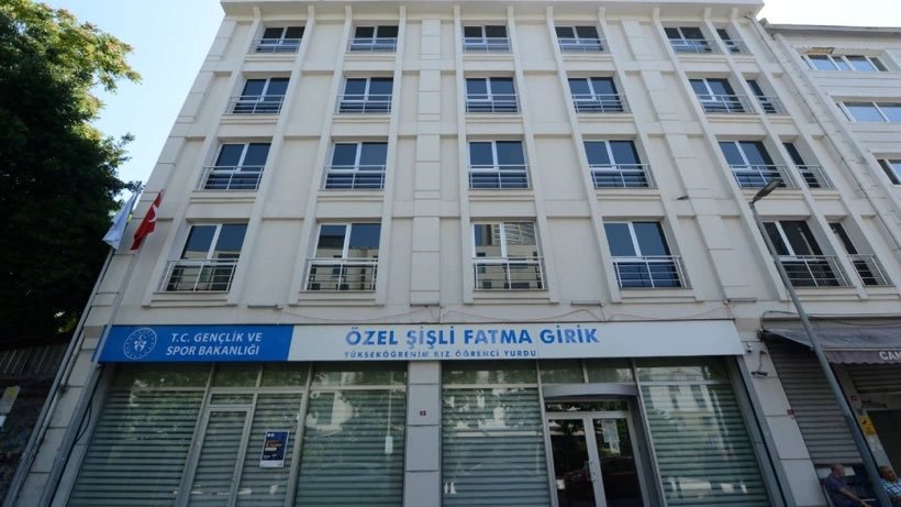 politikbaykuuss's tweet photo. 📢 Kayyum'dan ilk icraat Öğrenci Yurdu kapatmak! 

145 öğrenci kapasiteli Fatma Girik Kadın Öğrenci Yurdu Şişli Belediyesi'ne atanan kayyum tarafından kapatıldı.

Barınma hakkımızın rant uğruna gasp edilmesini kabul etmiyoruz! https://t.co/JFKxoErSUR