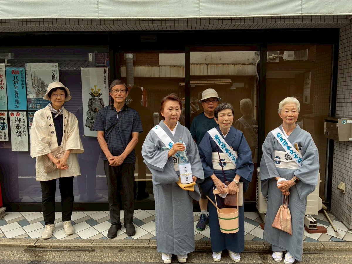 yumiyacho's tweet photo. 本日は打水大作戦が行われました。
八坂神社と神泉苑の水を合わせた「青龍神水」を氏子地域の水と合わせて打水し、地域の邪気を払いました。地区の水には山中美容室の井戸水を使用しています。
#祇園祭 #弓矢町 #婦人会 https://t.co/owD2VdfIVa