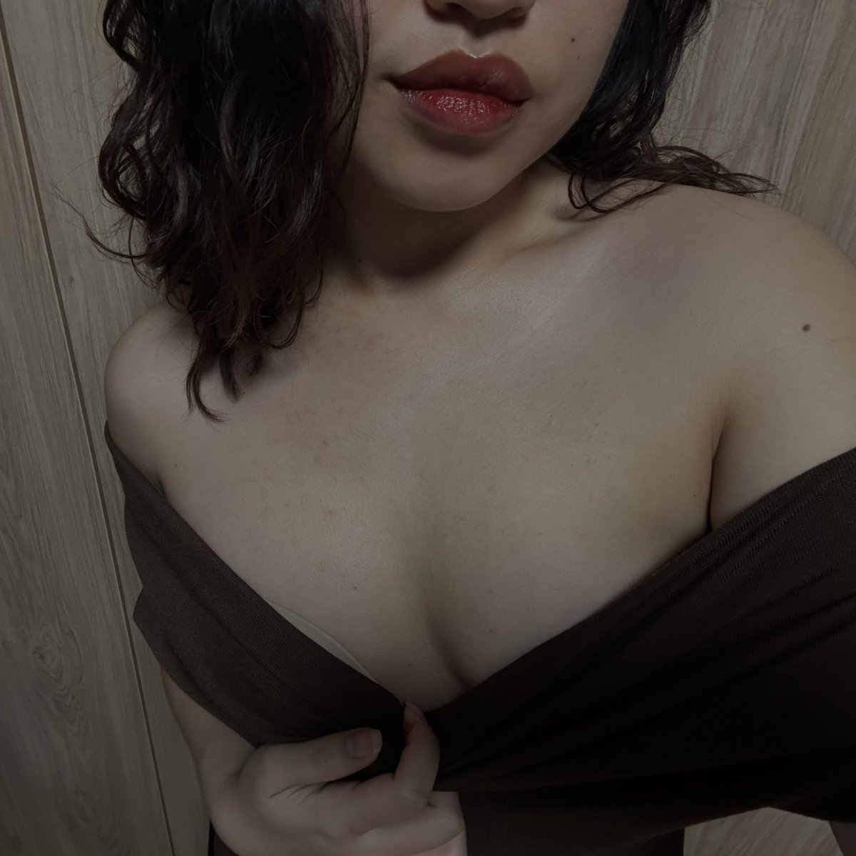 lil_naddy's tweet photo. An off shoulder top for easy access…? 🫪 https://t.co/4IWycSJd5e