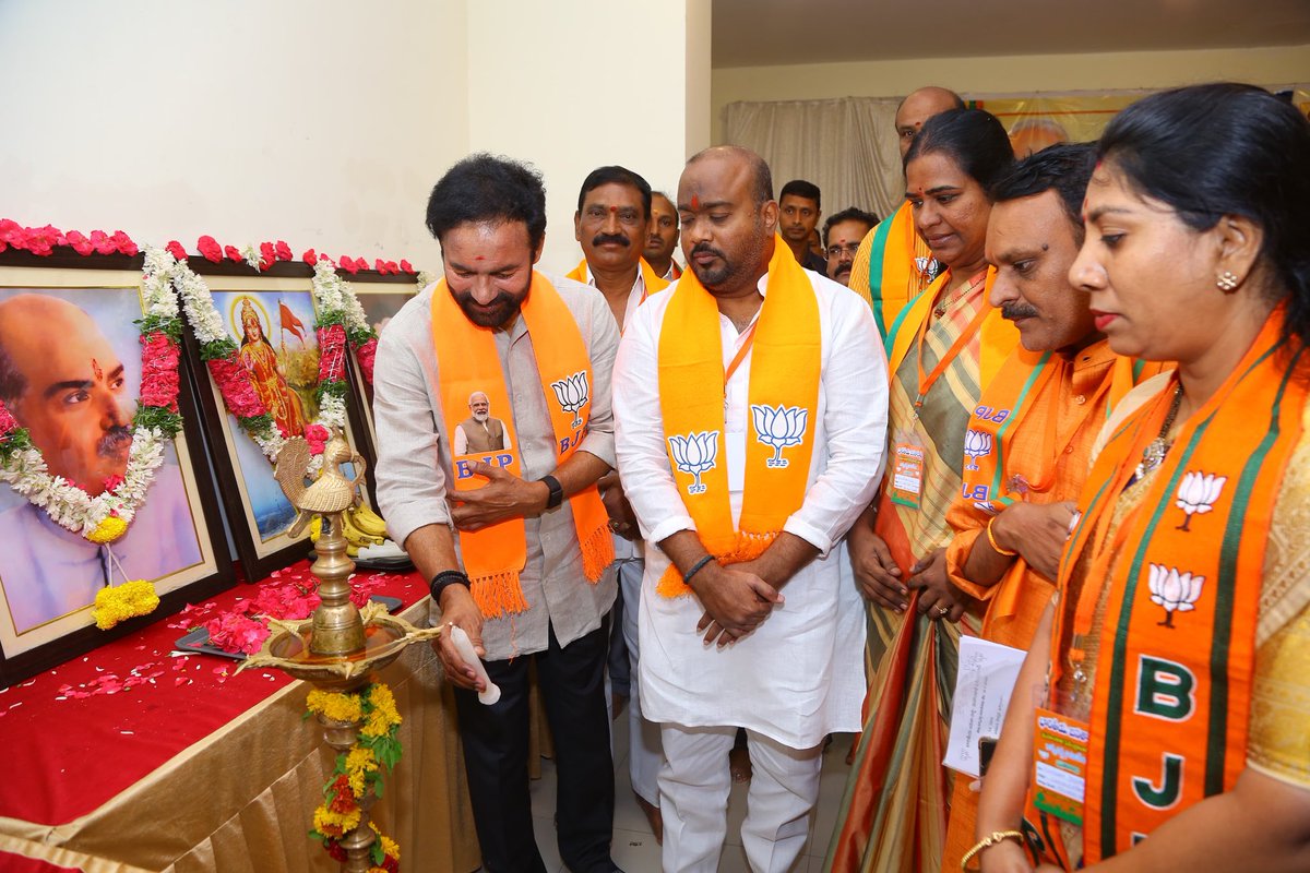 BandaKarthika's tweet photo. Secunderabad Mahankali District Executive Meeting.
#secunderbad https://t.co/v7pLXhnaeG