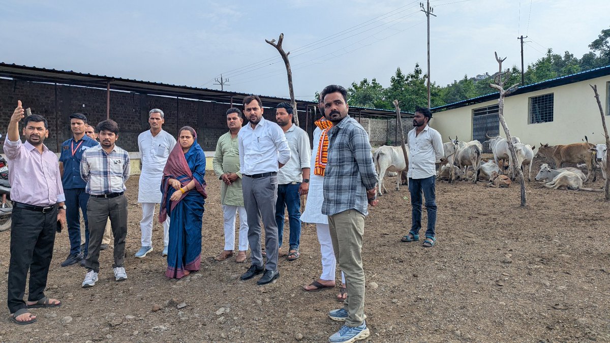 priyankamenaind's tweet photo. आज चाचौड़ा स्थित गोकुलधाम गौशाला, अंबालाधाम का निरीक्षण कर गौशाला की व्यवस्थाओं का अवलोकन किया तथा संबंधित विषयों पर आवश्यक चर्चा की।

तत्पश्चात "एक पेड़ माँ के नाम" अभियान के अंतर्गत वृक्षारोपण कर पर्यावरण संरक्षण एवं हरित भविष्य का संदेश दिया। यह अभियान प्रकृति के प्रति हमारी जिम्मेदारी और मातृ सम्मान की भावना का प्रतीक है।

इस अवसर पर मण्डल अध्यक्ष श्री प्रद्युमन मीना, नगर परिषद उपाध्यक्ष श्रीमती रश्मि कल्लू शर्मा, जिलामंत्री श्रीकृष्ण सोनी, मंडल महामंत्री श्री गौरव चौकसे, विधायक प्रतिनिधि श्री नंदू सैनी, प्रशासनिक अधिकारीगण एवं अन्य गणमान्यजन उपस्थित रहे।

 @narendramodi @DrMohanYadav51 @CMMadhyaPradesh @Hkhandelwal1964 @BJP4India