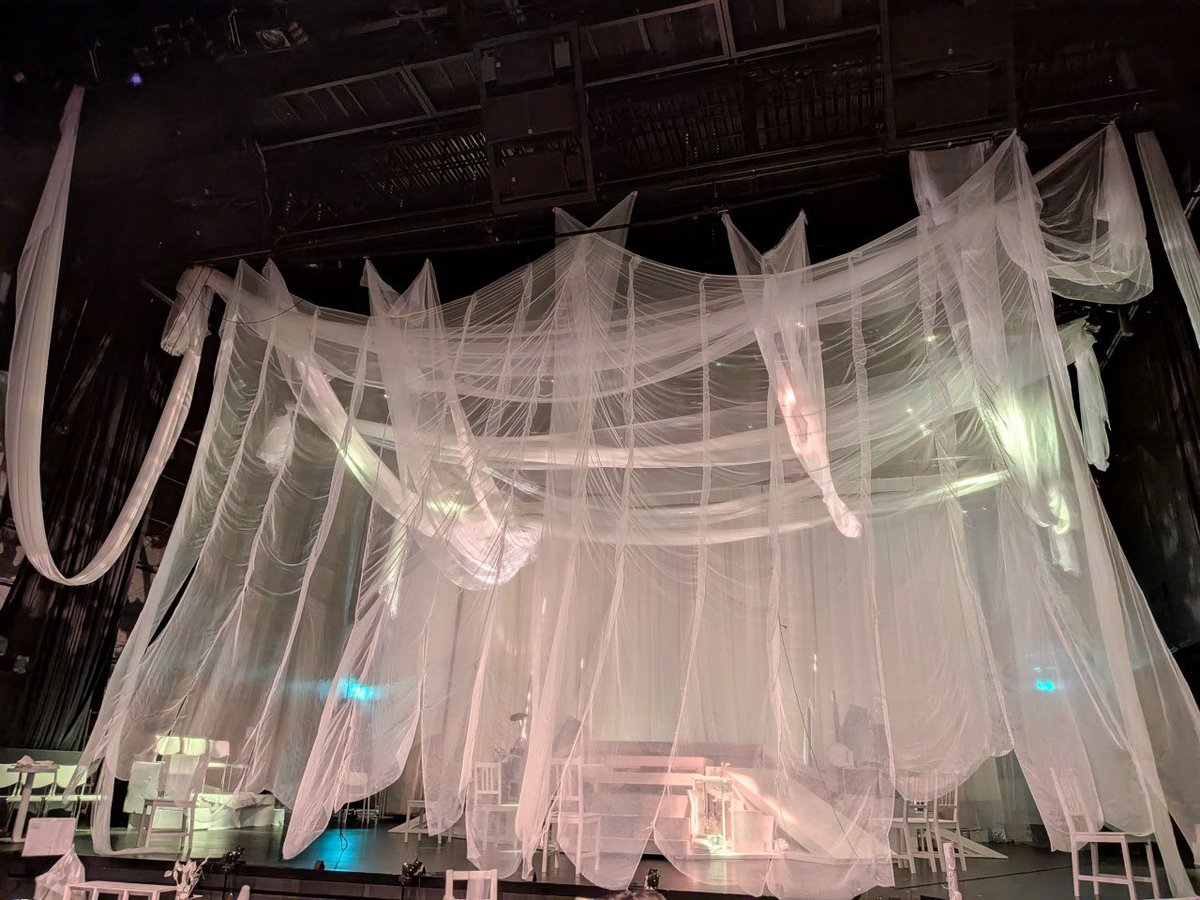 MAHO_0709's tweet photo. 演劇を観た感が強くて本当に好き
怒涛のセリフ量と色んな声が混ざり合うあの感じ。。。
セットと演出は本当に綺麗で、幻想的なのになんかとてもリアルに感じる不思議🤔
予想はしてたけど、案の定リピチケ購入ww
全てわかった上で観ると冒頭の感じ方も変わってきそうで楽しみ🤭
#黎明ロマンティック https://t.co/itazMHzzKt