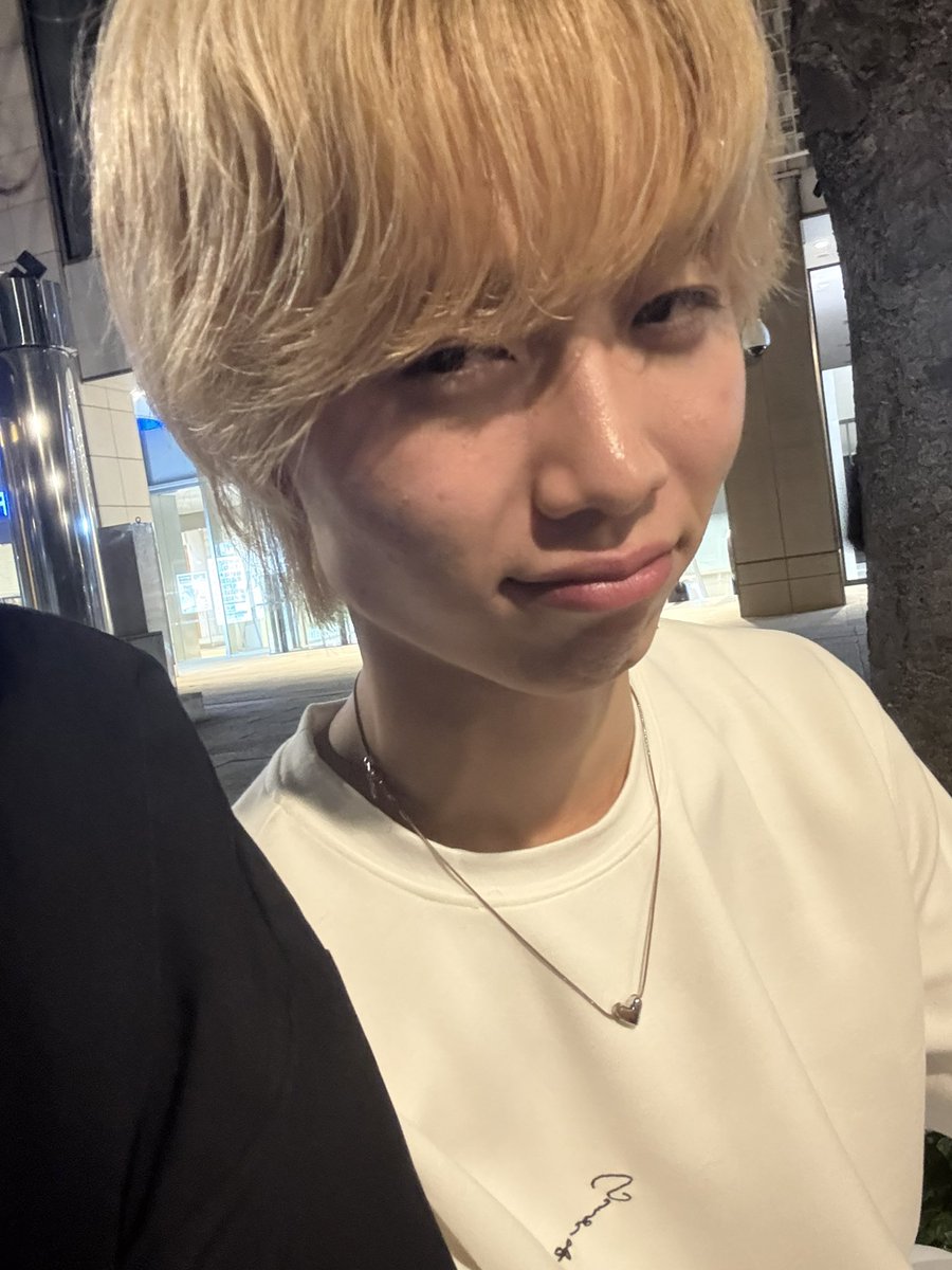 hinata_smsc's tweet photo. 明日みんなで配信するからきてねん💕
この写真はしゅりんくんが僕のカメラで遊んでたから何してんねんの顔
#ぜろからっと #全員配信 https://t.co/sNzQD6FIoL