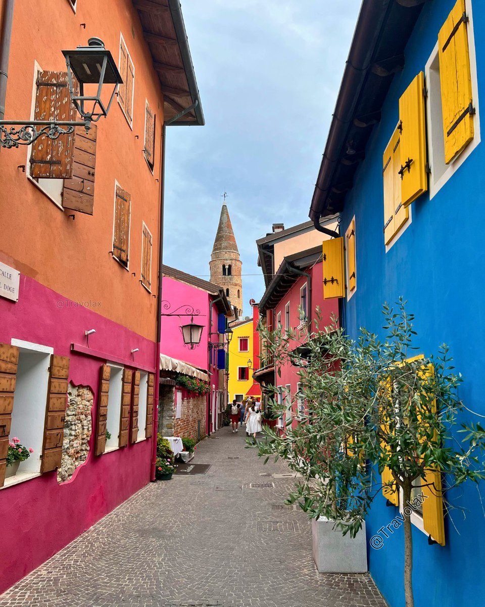 travolax's tweet photo. Wandering the alleyways of Burano, Italy. https://t.co/Ug2SKaQ5Fr