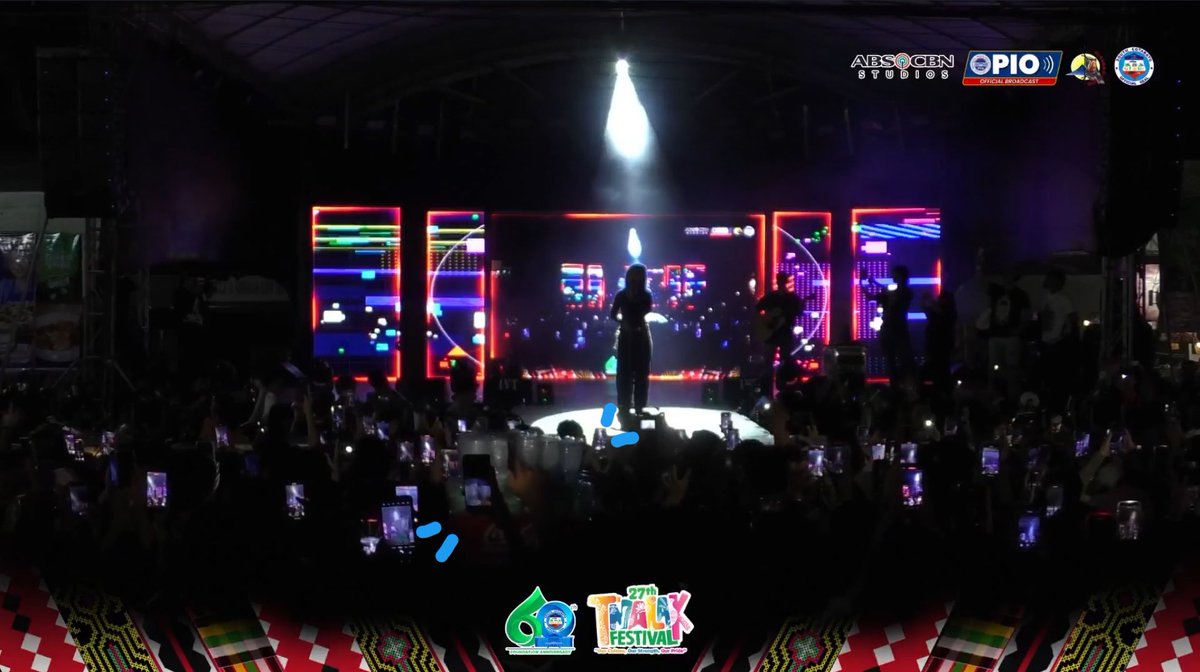 zuziesushy's tweet photo. while watching @anqelaken’s soulful and heartfelt performance of her song “ako naman muna”, napansin ko yung vendor ng water na nag lalako sa venue. napaisip ako na sana dumating din yung panahon nila. na sana sila naman muna 🥺 https://t.co/eHdeLdVXCV