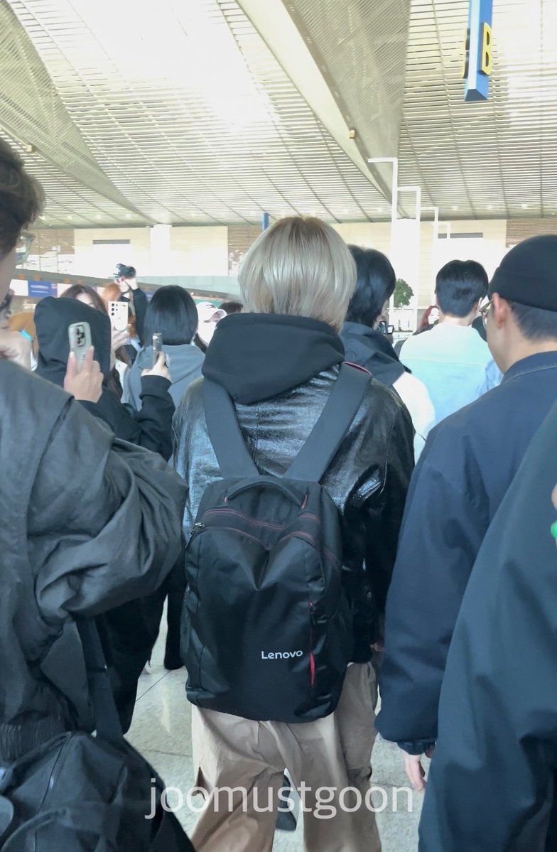 trashestashes's tweet photo. mjb tapi... tasnya lenovo😭😭 https://t.co/CDBkDdZbNI