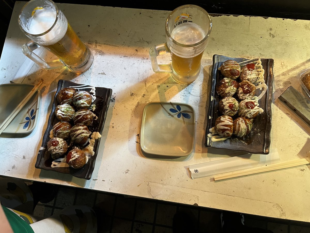ebizo0310's tweet photo. 今夜はちょっと遠出して、なかなか足を踏み入れる機会のない京王線エリアに出没！
地域の夏祭りのステージイベントでゴスペルのステージがあったのですが、そこに、よく行く近所のお店でちょくちょくお会いする飲み仲間も出るとのことで、応援に行ってきました📣
雨も上がり、あまり暑くもなく、総勢60人のハーモニーは最高でした❤️‍🔥
ビールと焼き鳥、唐揚げも美味しかった😋
一緒に行った別の飲み仲間たちと、楽しく過ごし、その後は地元に戻って、お疲れ様の乾杯🍻まだまだ余韻が残っています❣️
今夜は眠れないぜBABY💦