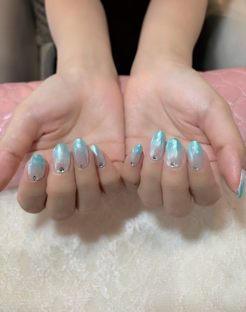 MSE20230901's tweet photo. 今回のNewネイル💅🏻✨️
水色とパールホワイトのミラーネイルです🩵
ミラーだから全体的にシルバーっぽくて爽やかで綺麗🫶🏻
実物の方が可愛い💦 https://t.co/QBnUsaPOpc