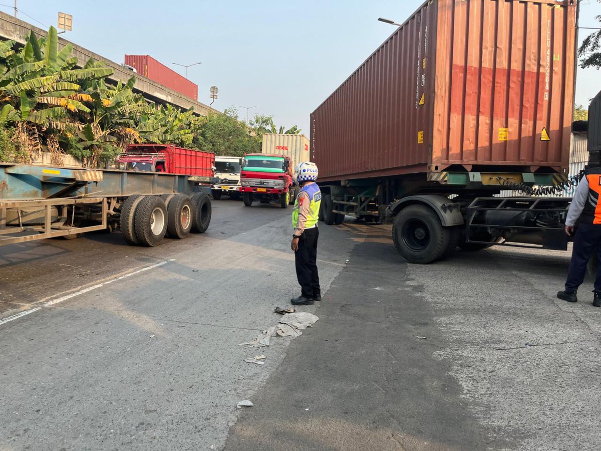 TMCPoldaMetro's tweet photo. 16.28 Situasi arus lalu lintas di Jl. Raya Cakung Cilincing Jakarta Timur depan depo BSA terpantau padat. https://t.co/QJEocyurm4
