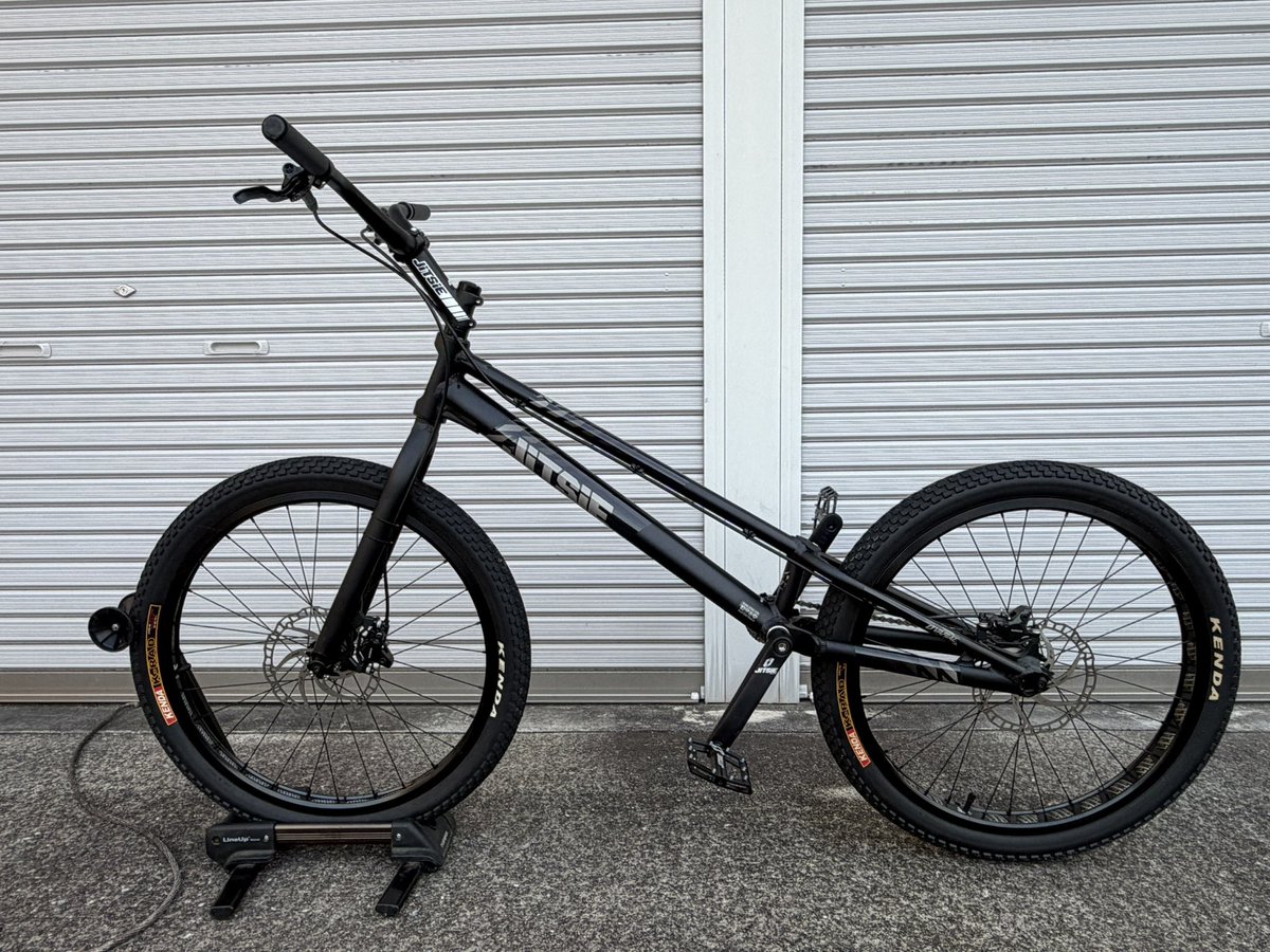 rr4t_ct110's tweet photo. トラチャリ売ります。
15万円

JITSI  VARIAL24 HYBRID

JITSIEの24インチでストリートxトライアルのハイブリッドモデルです。

約3年前に購入し、駐車場でちょっと遊んだぐらいで、グリップエンドとフレームのシールにちょっと傷があるぐらいです。 https://t.co/JiPAJLPg9L