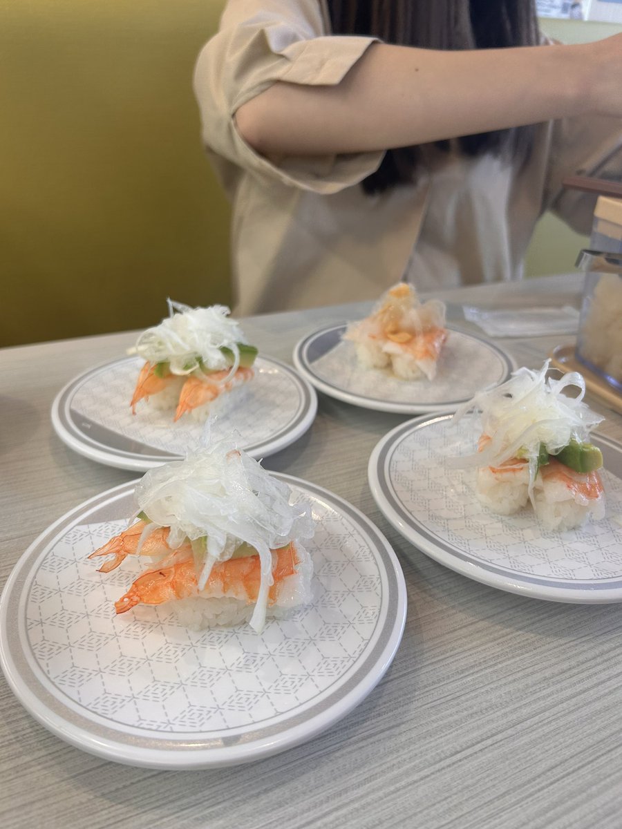 remi3mami3's tweet photo. 姪っ子ちゃんとお寿司食べに行くと、いつもこうなる😆🦐🥑🦐
はま寿司⇒くら寿司⇒はま寿司
昨日の姪っ子ちゃん♡出産予定日過ぎたけど、まだ産まれてません。叔母さん待ちきれない🤗 https://t.co/z0pocnUkPG