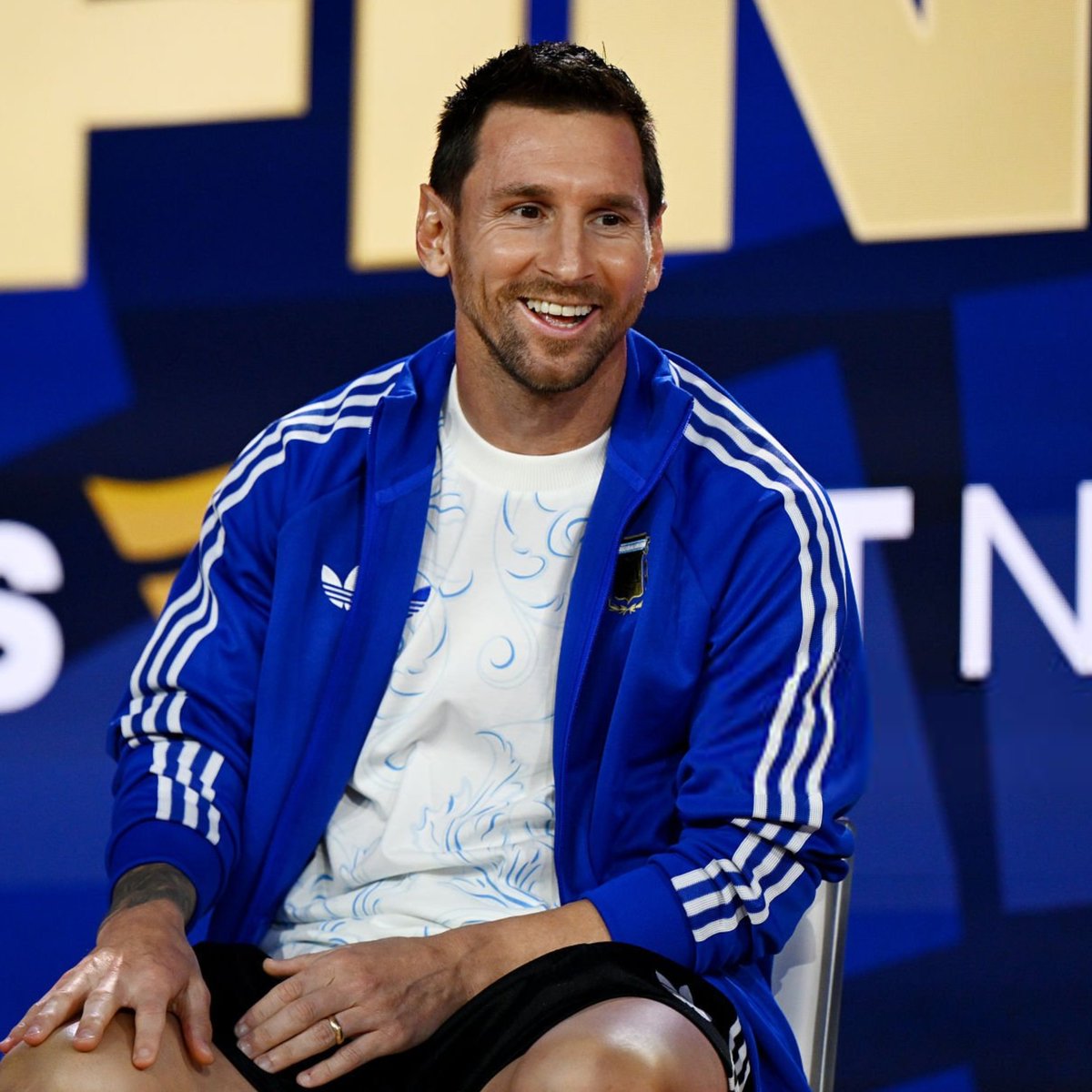 lnstantFoot's tweet photo. 🚨 Lionel Messi 🇦🇷 : "CETTE PHOTO DE NOUS DEUX EST INCROYABLE ! 😆

Alors qu'il était encore un bébé, et nous voilà tous les deux en face à face en Coupe du monde."

(Conf. de presse) https://t.co/WJGAJFop0E