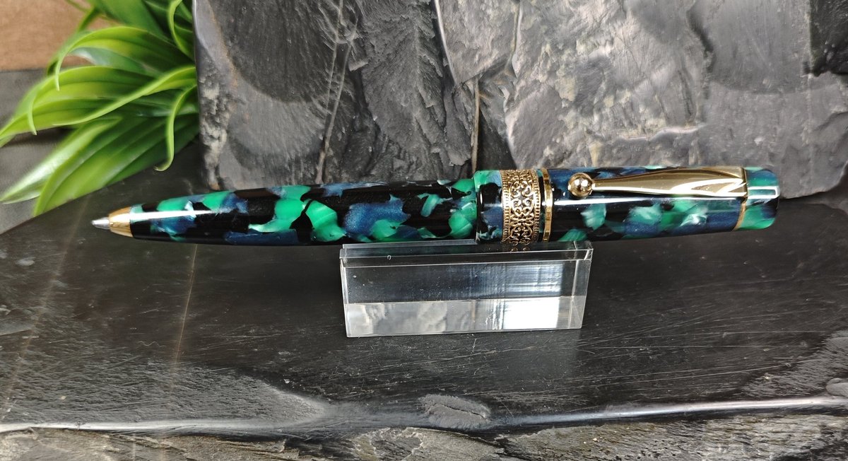 agguymk3's tweet photo. Pent Ballpoint Pen Symphony
エメラルド森の精霊

ECサイトペンハウスのオリジナルブランドPentのBP。美しいレジンに適度な太さと重量、軽快な回転フィールも好みのペンです。
このクオリティーでこの価格は滅茶苦茶コスパが良いのですが、売り切れてしまった色、再販してくれないかなぁ https://t.co/suwST5HRPi